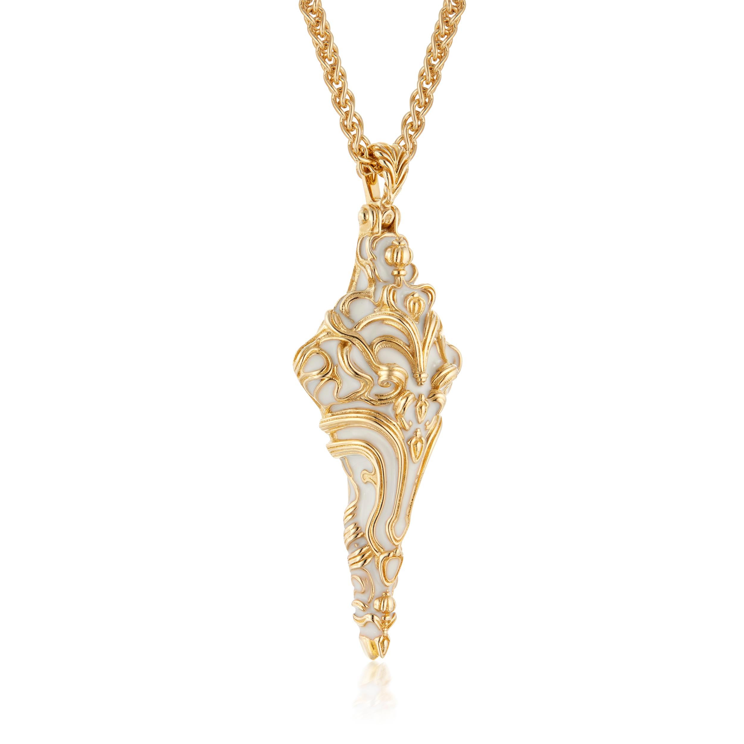 Der Kreuzanhänger aus 18 Karat Gelbgold und elfenbeinfarbener Guilloche-Emaille von Micah Antoni ist ein dreidimensionales Meisterwerk, das aus jedem Blickwinkel fasziniert.

Der Intricata-Anhänger von Micah Antoni wurde sorgfältig aus reichem