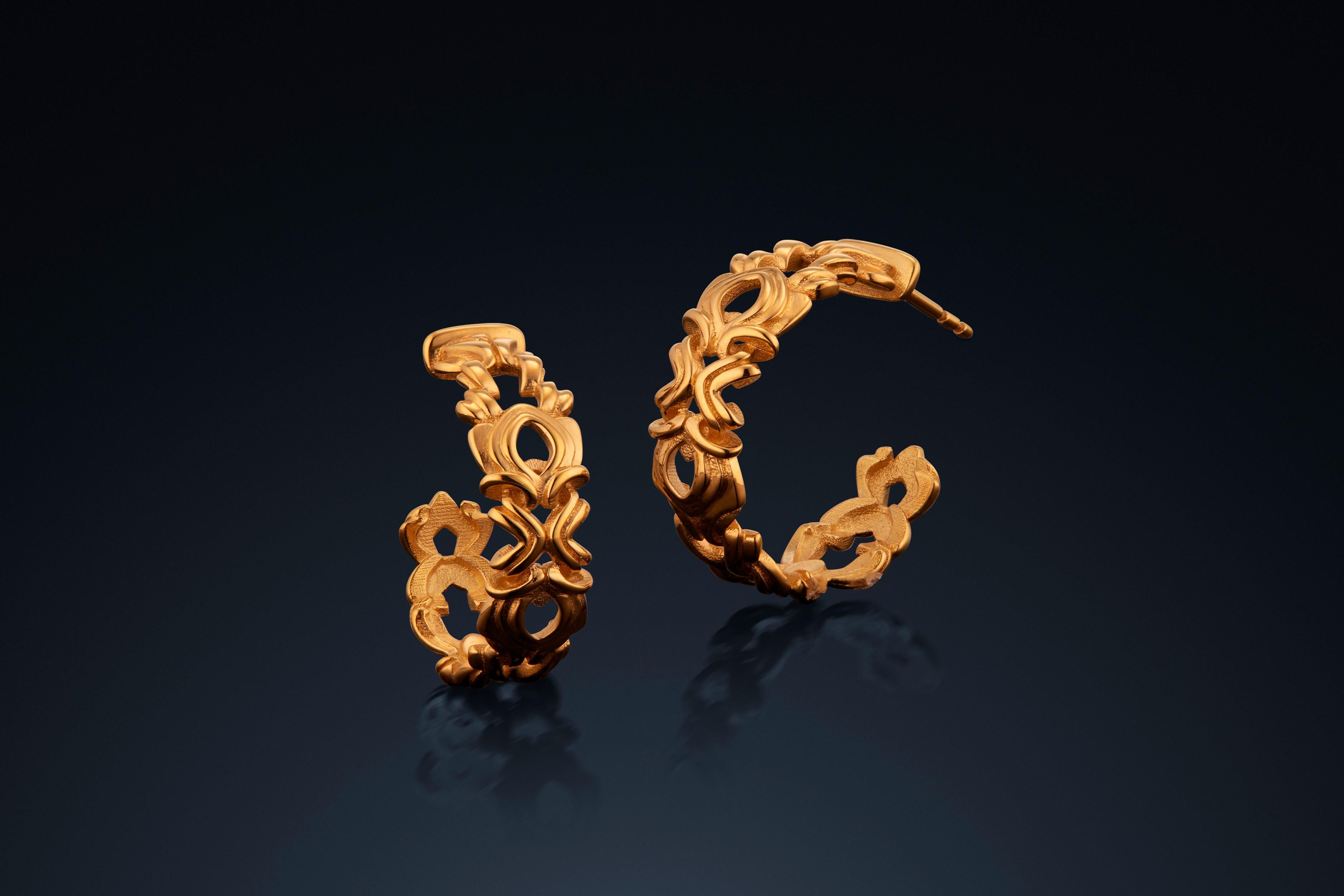 Gli orecchini ad arco in oro giallo 18K di Micah Antoni sono ispirati all'architettura con archi a punta e nodi di chiave di volta che creano un profilo ritmico in equilibrio tra forza e grazia. 

6,5 mm di larghezza e 23 mm di lunghezza

 Diametro
