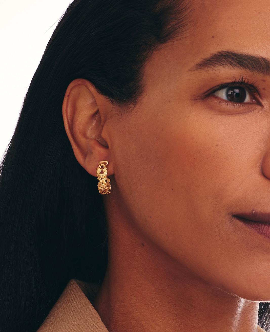 Orecchini a cerchio ad arco Micah Antoni in oro giallo 18K in vendita 2