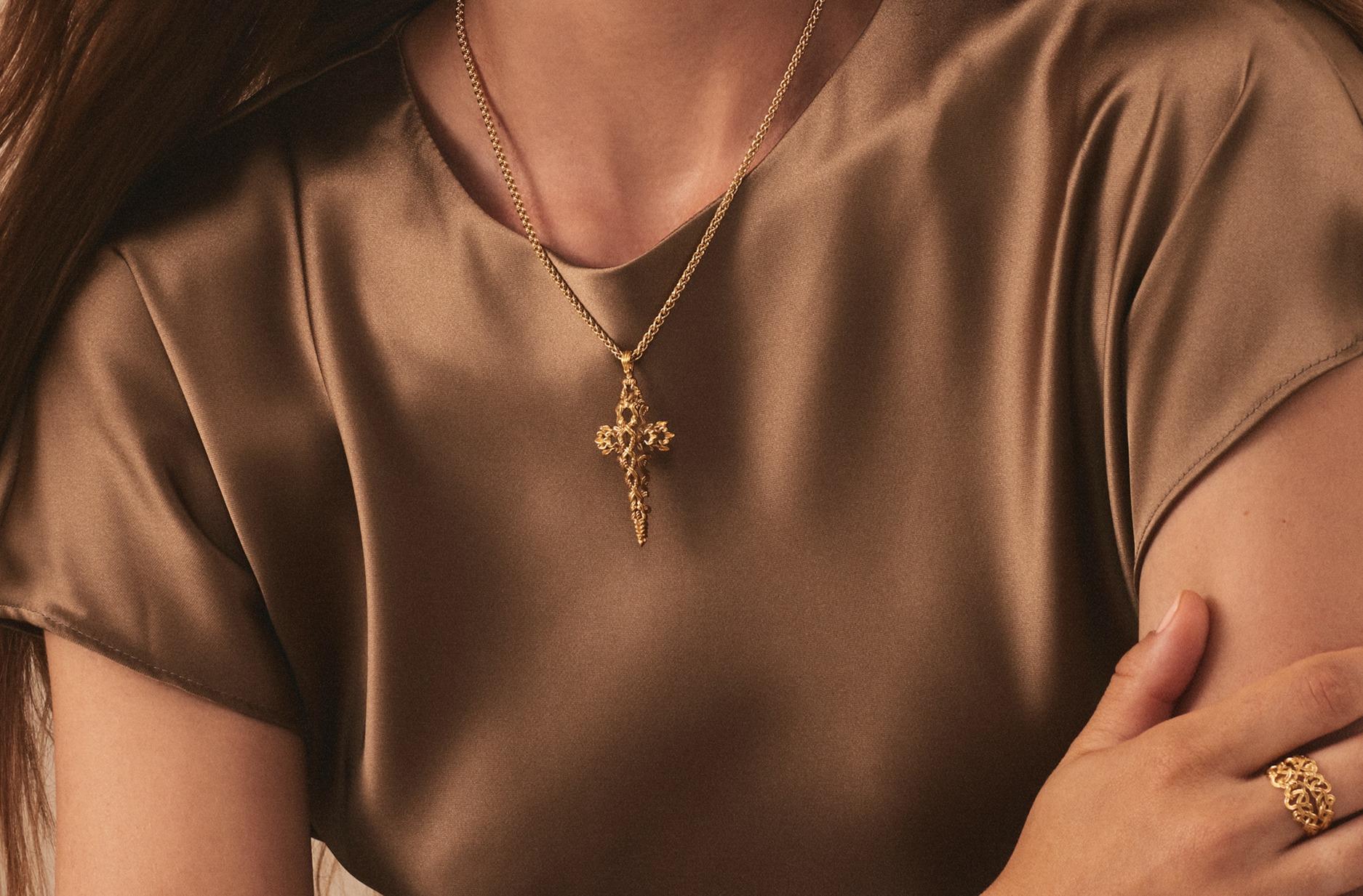 Art nouveau Pendentif croix de verdure en or jaune 18K de Micah Antoni en vente