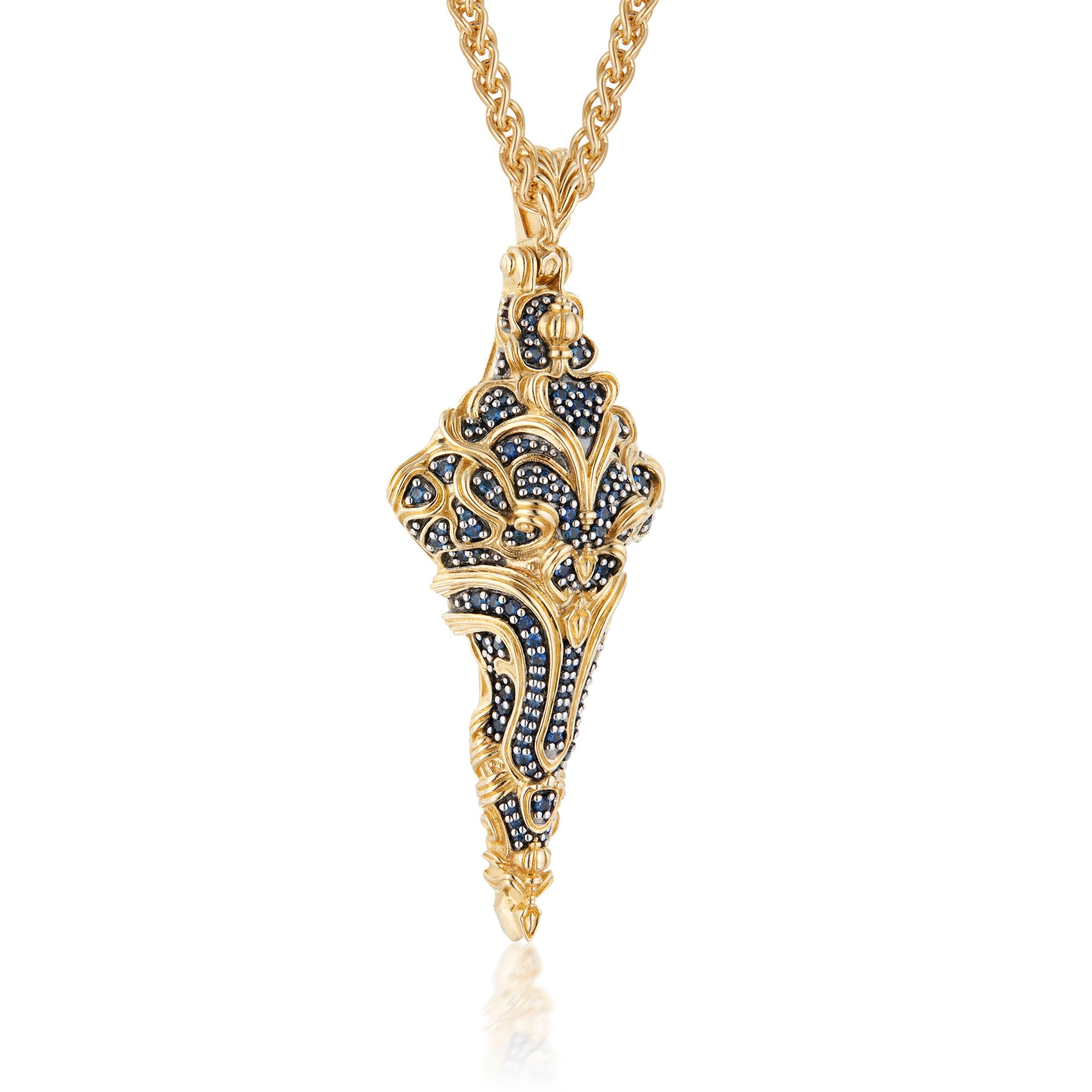 Der Kreuzanhänger aus 18 Karat Gelbgold mit blauem Saphir von Micah Antoni ist ein dreidimensionales Meisterwerk, das aus jedem Blickwinkel fasziniert.

Der Intricata-Anhänger von Micah Antoni ist aus 18-karätigem Gelbgold gefertigt und besticht