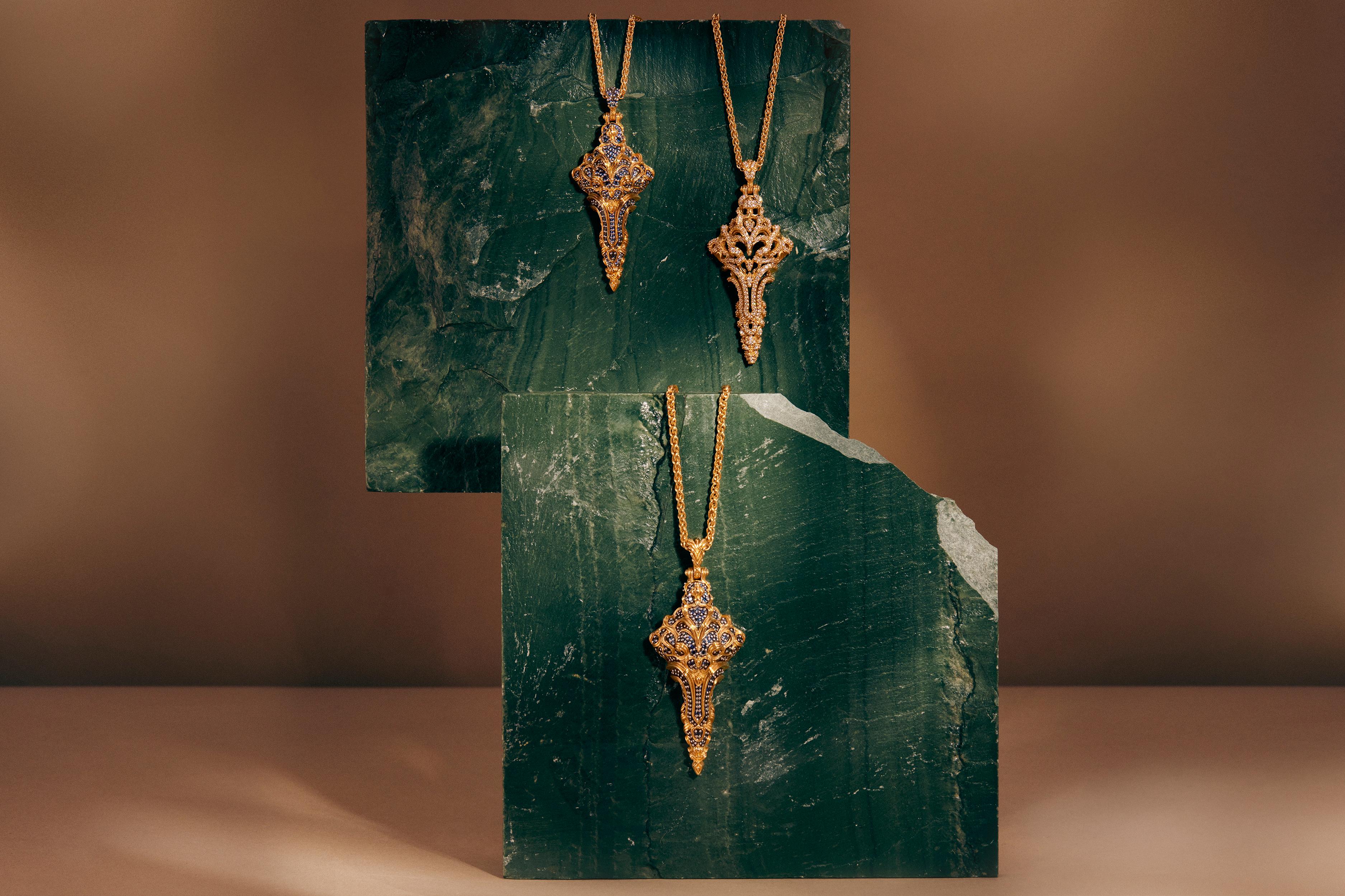Micah Antoni Blauer Saphir 18K Gelbgold Kreuz-Anhänger (Byzantinisch) im Angebot