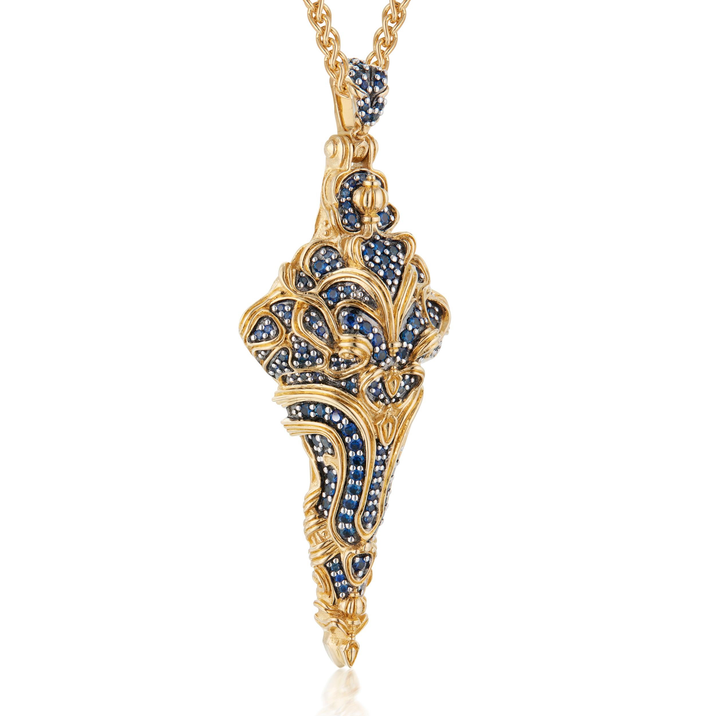 Le pendentif croix en saphir bleu en or jaune 18 carats de Micah Antoni est un chef-d'œuvre tridimensionnel qui fascine sous tous les angles.

Méticuleusement réalisé en or jaune 18 carats, le pendentif Intricata de Micah Antoni séduit par sa