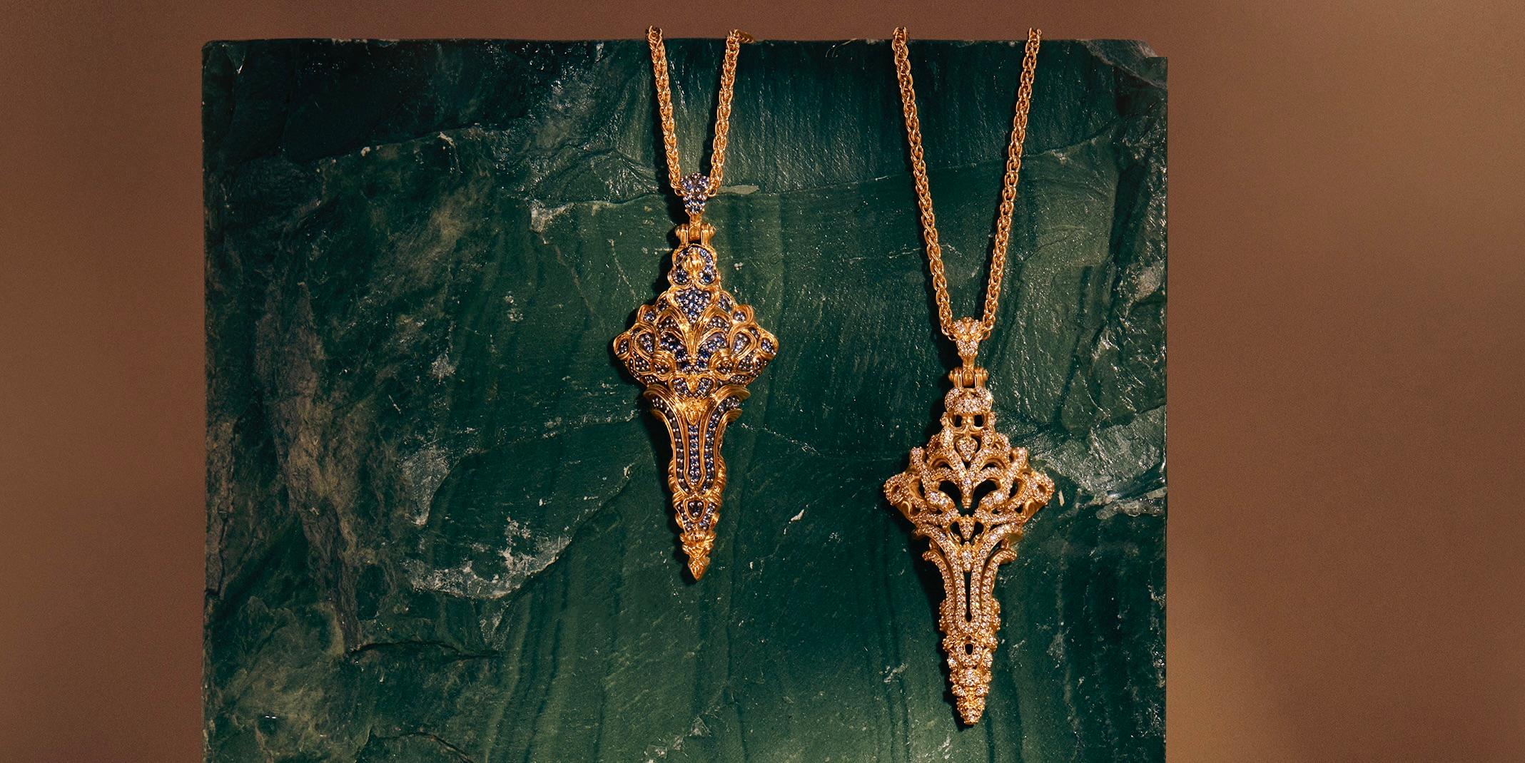 Taille brillant Micah Antoni Pendentif croix en or jaune 18K saphir bleu - petit en vente