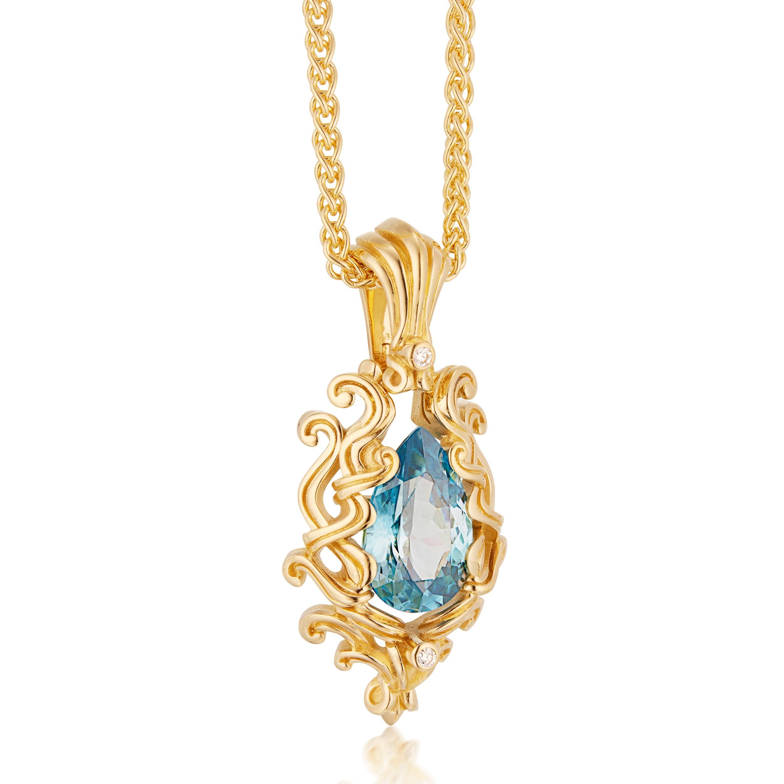 Le pendentif poire en zircon bleu Intricata de Micah Antoni, en or jaune 18 carats, est une expression époustouflante de la conception de bijoux de luxe. Ce pendentif sculptural met en valeur un zircon bleu lumineux de 9 carats en forme de poire,