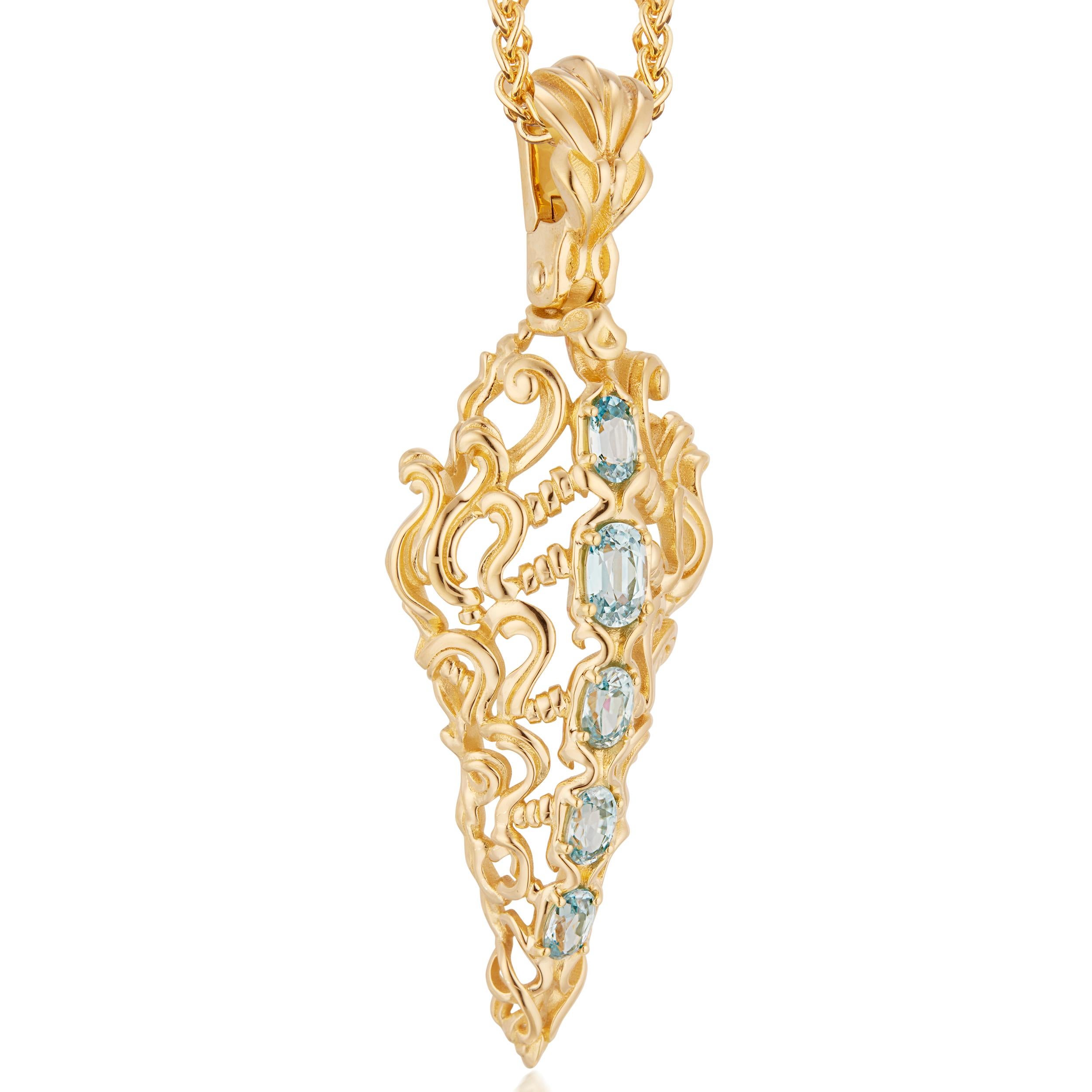 Der Anhänger Verdure von Micah Antoni aus 18-karätigem Gelbgold mit blauem Zirkon im Brillantschliff ist ein dreidimensionales Kunstwerk, das die exquisite Handwerkskunst hervorhebt.

Verdure ist gleichermaßen stark und anmutig und stellt eine