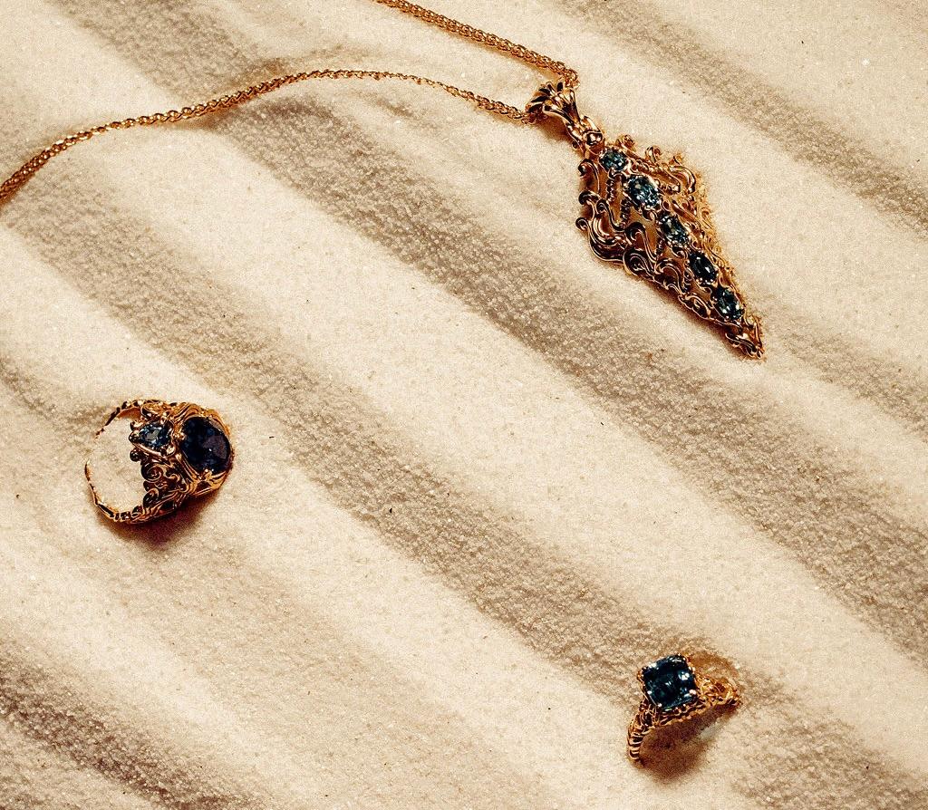 Micah Antoni Pendentif Verdure en or jaune 18K avec zircon bleu Neuf - En vente à Nashville, TN