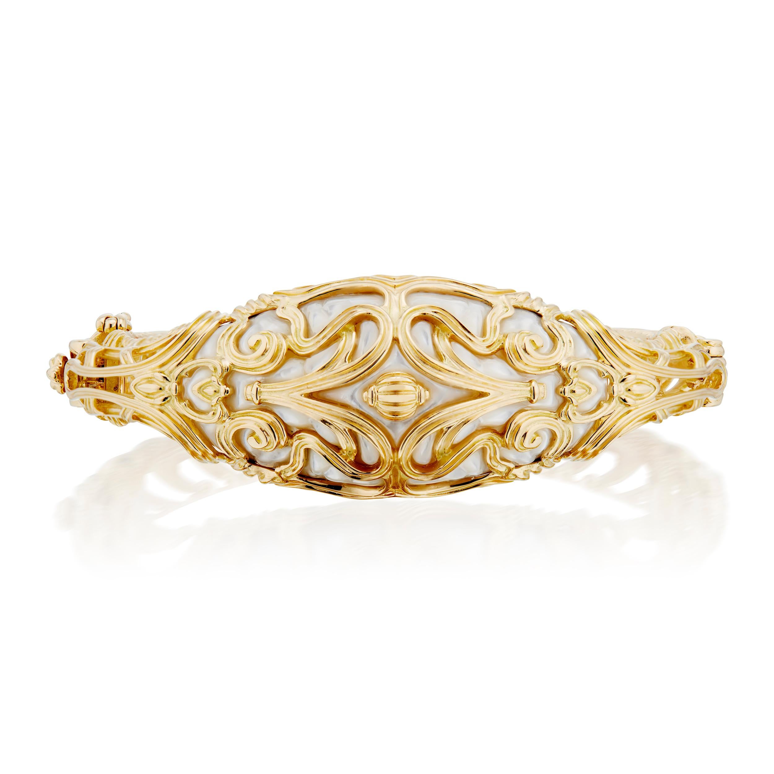 Il braccialetto Intricata di Micah Antoni in oro giallo 18 carati e perle intagliate a mano è un capolavoro tridimensionale che affascina da ogni angolazione.

Realizzato meticolosamente in ricco oro giallo 18 carati, il braccialetto Intricata di