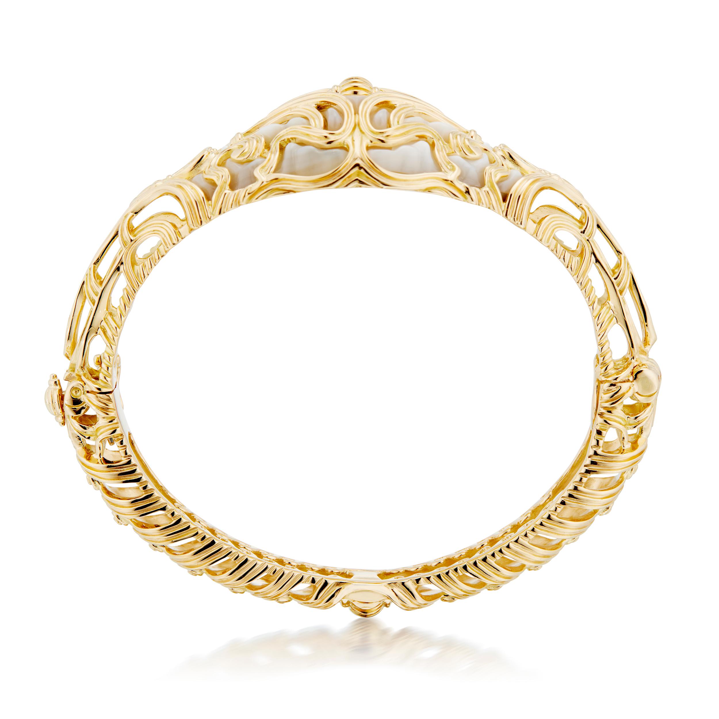 Bizantino Bracciale con perle intagliate in oro giallo 18 carati di Micah Antoni in vendita