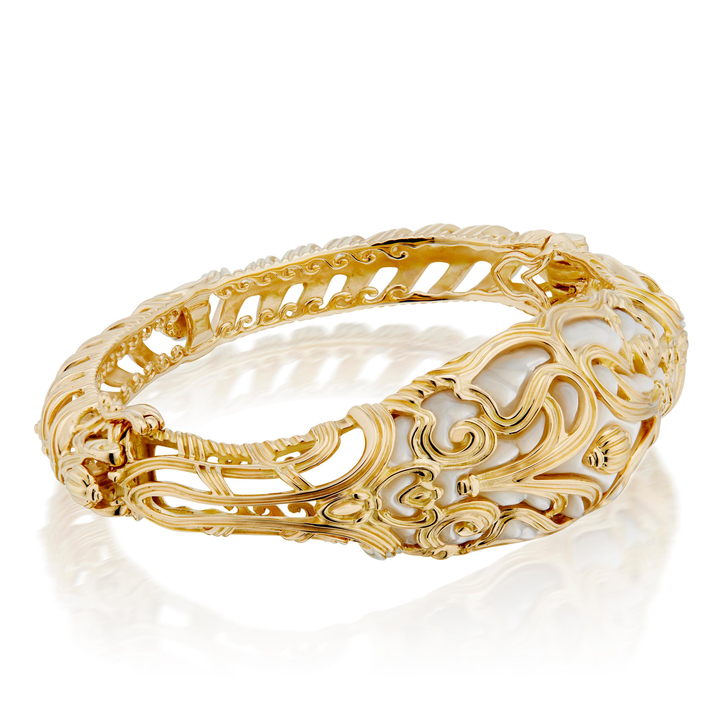 Perlina Bracciale con perle intagliate in oro giallo 18 carati di Micah Antoni in vendita
