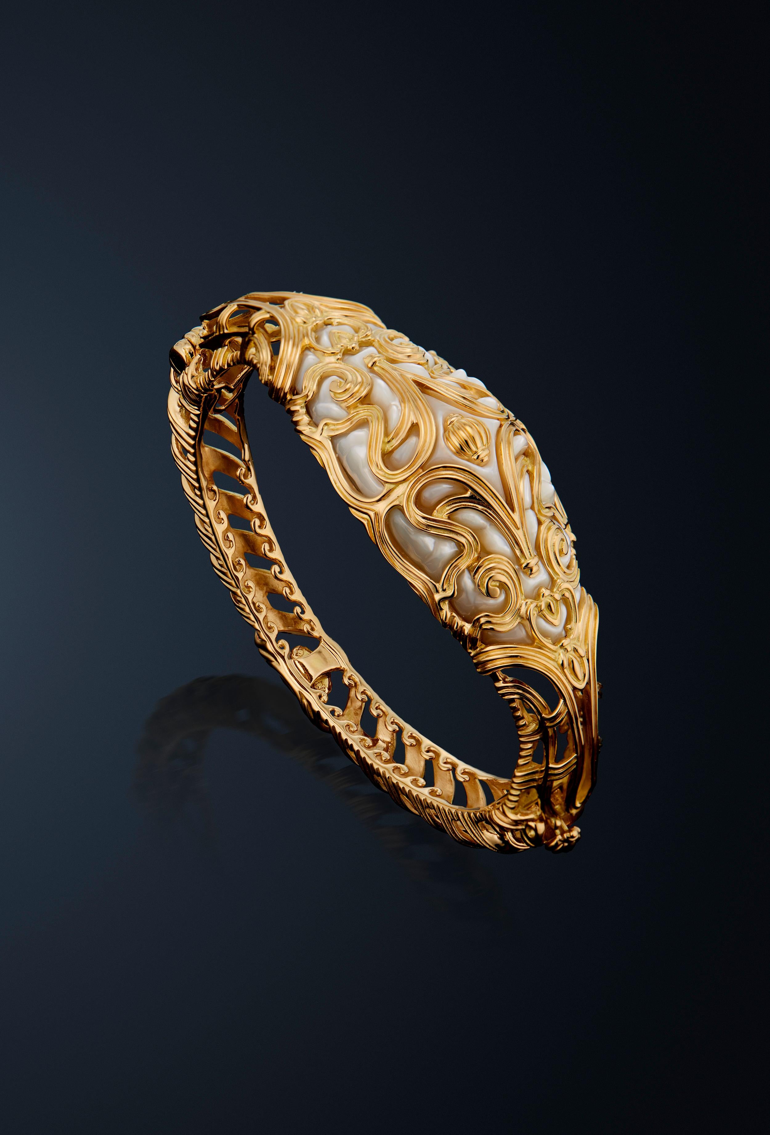 Bracciale con perle intagliate in oro giallo 18 carati di Micah Antoni In condizioni Nuovo in vendita a Nashville, TN
