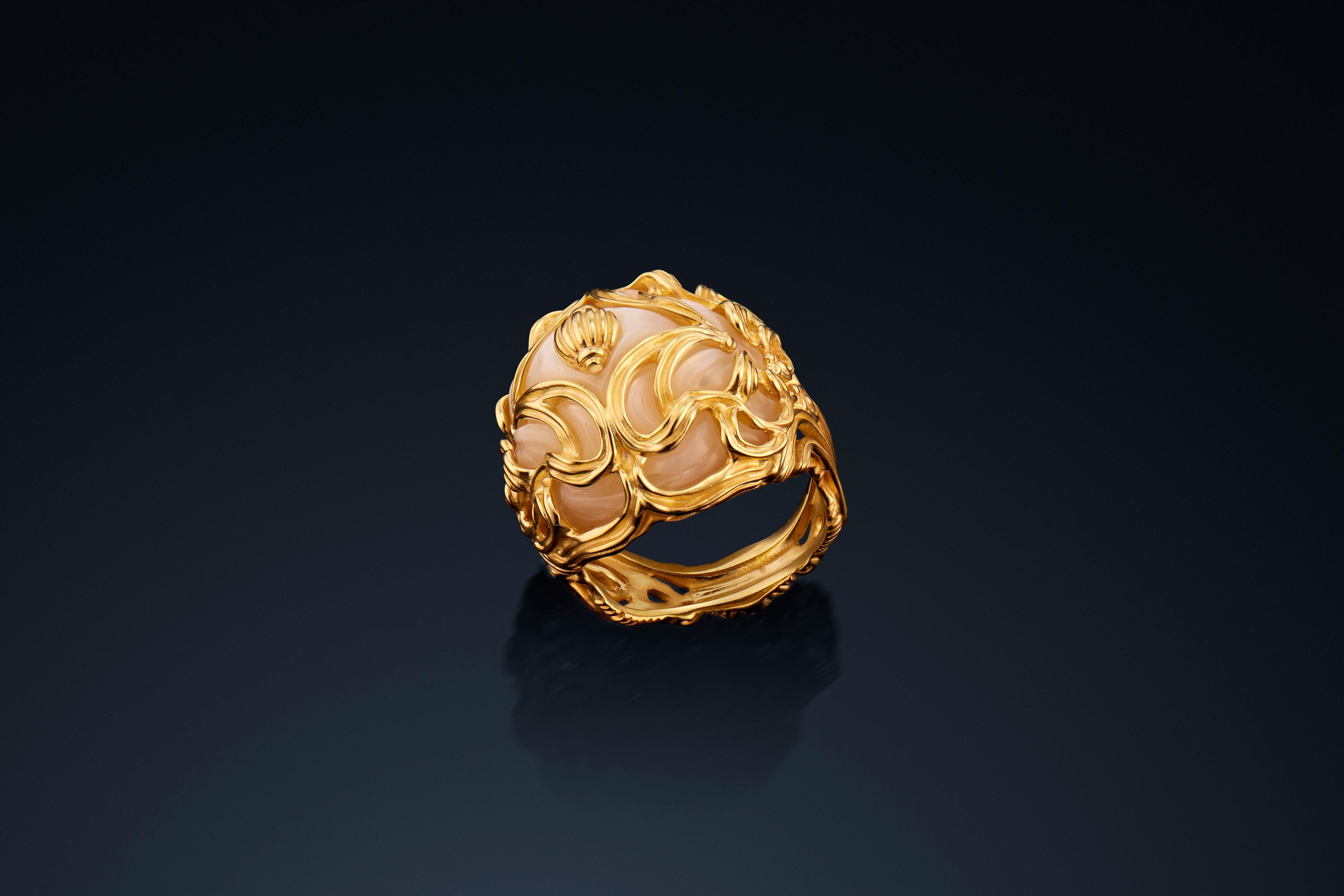 La bague cocktail Intricata en nacre sculptée en or jaune 18 carats de Micah Antoni est un chef-d'œuvre tridimensionnel saisissant de la joaillerie de luxe. Méticuleusement fabriquée à la main en or jaune 18 carats, cette bague met en valeur un