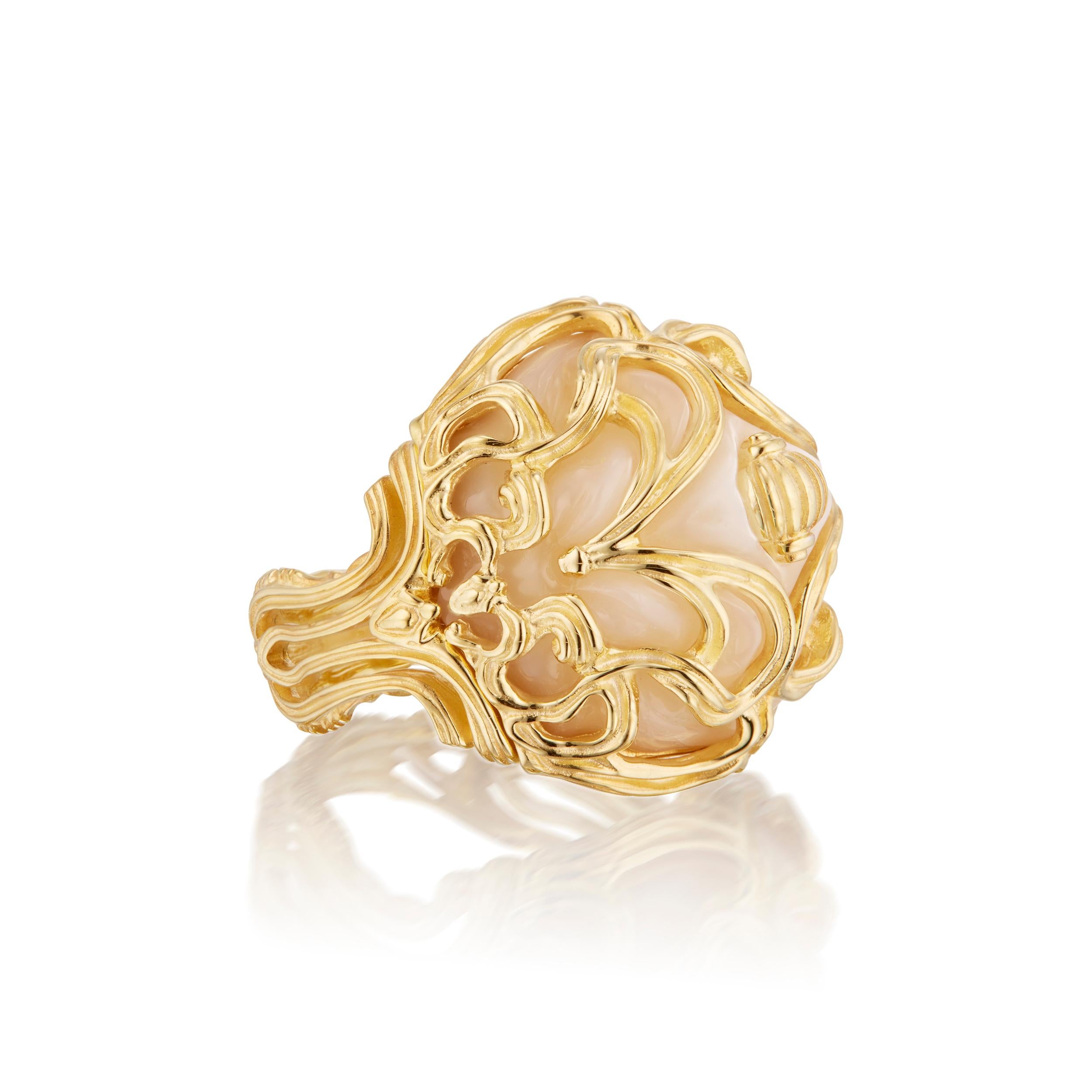 Bague cocktail en or jaune 18K avec perles sculptées Micah Antoni Neuf - En vente à Nashville, TN