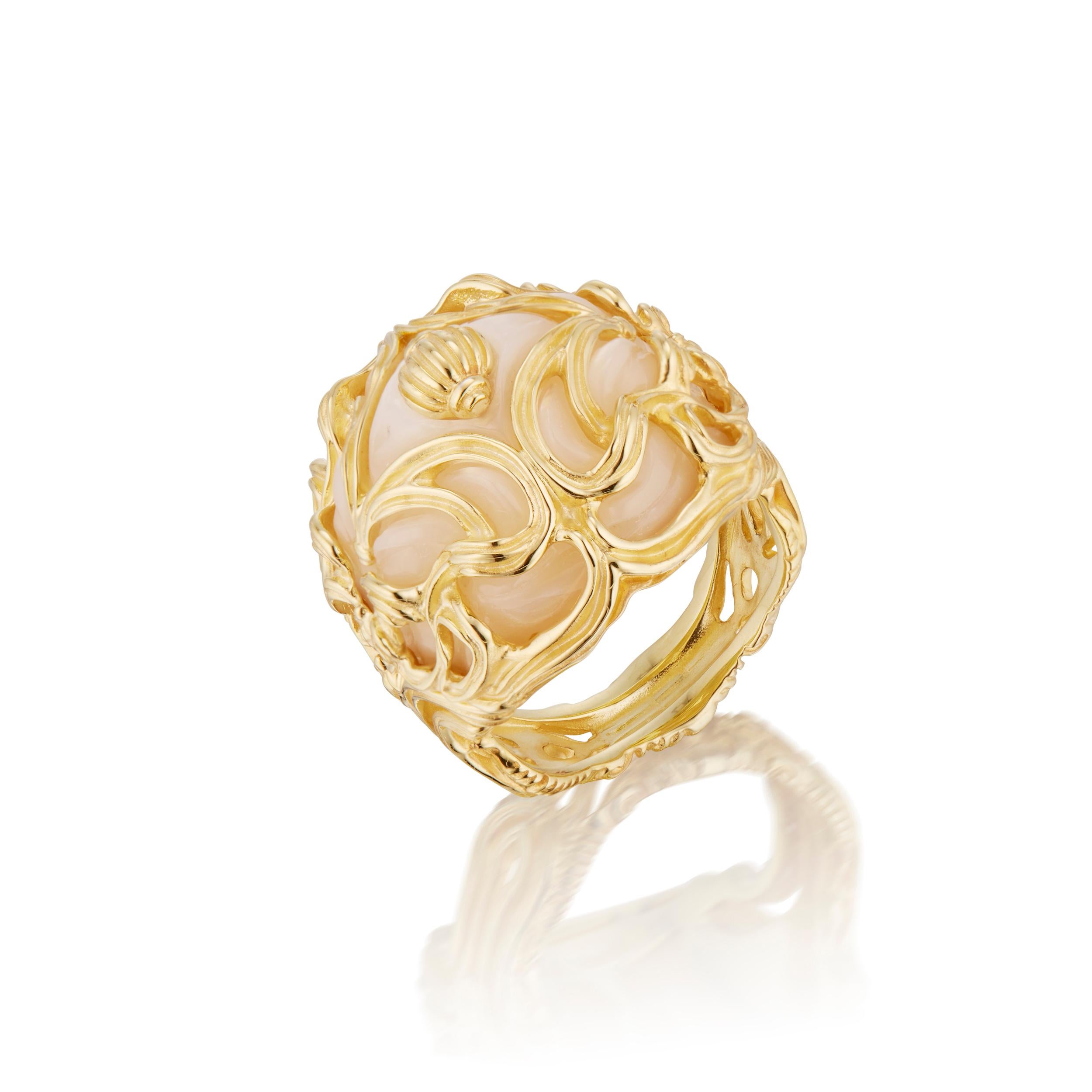 Bague cocktail en or jaune 18K avec perles sculptées Micah Antoni Unisexe en vente