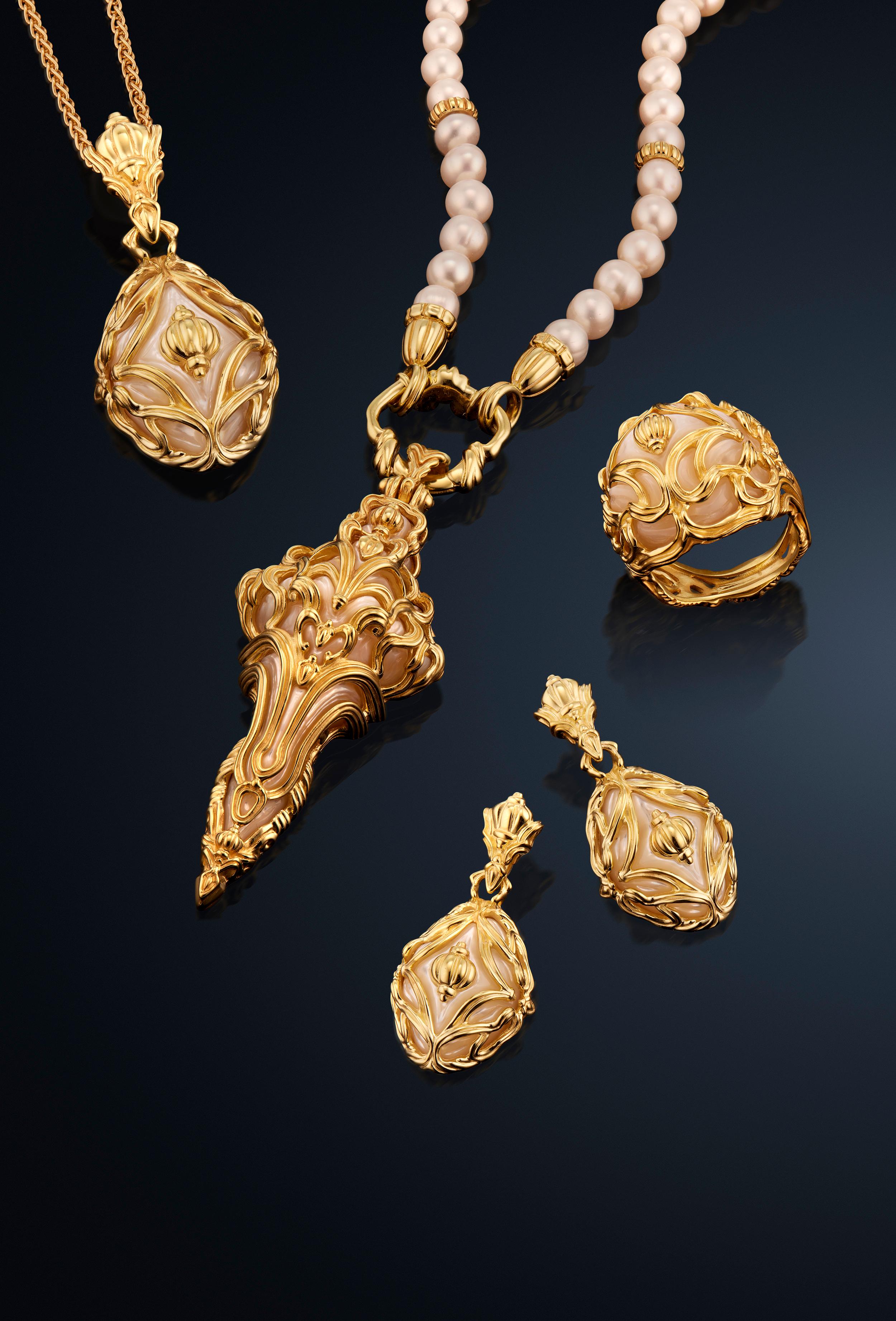 Bague cocktail en or jaune 18K avec perles sculptées Micah Antoni en vente 1