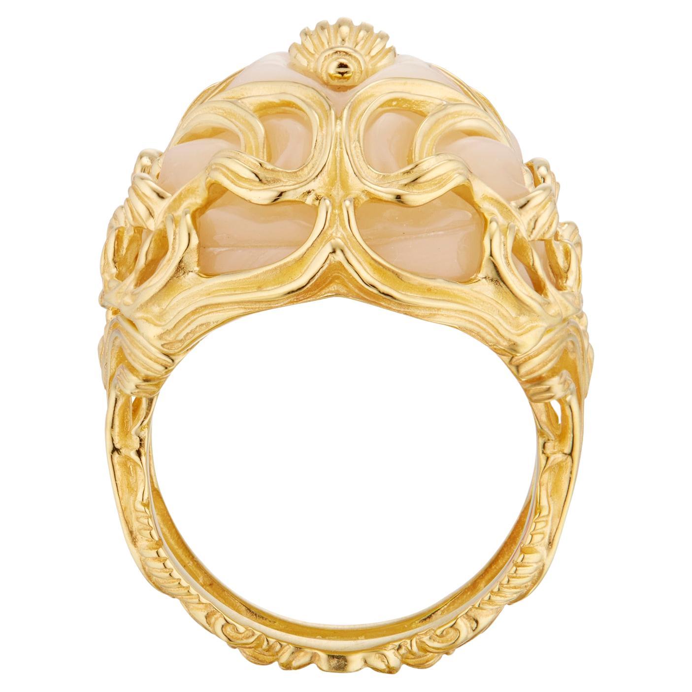 Bague cocktail en or jaune 18K avec perles sculptées Micah Antoni en vente