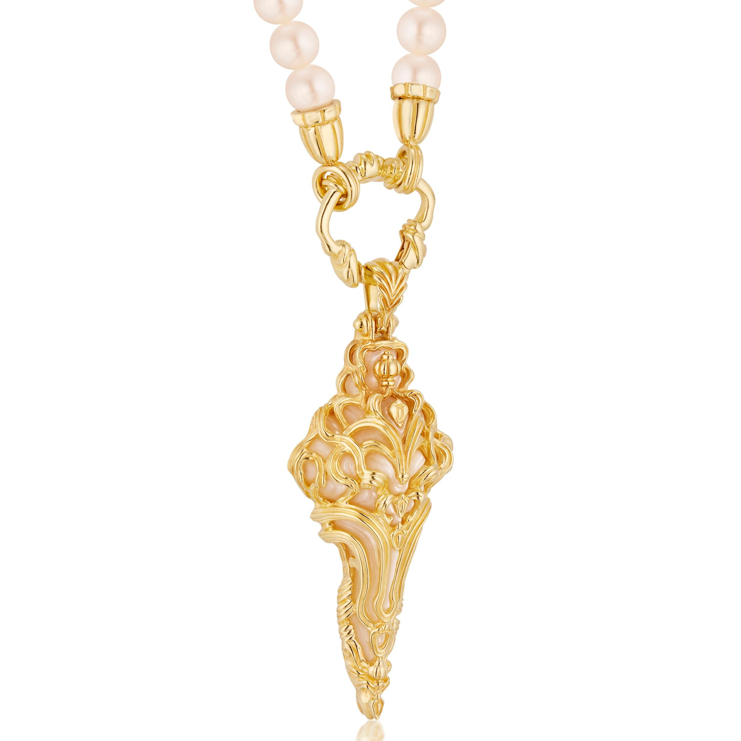 Der Intricata-Anhänger aus 18 Karat Gelbgold mit handgeschnitzter Perle von Micah Antoni ist ein dreidimensionales Meisterwerk, das aus jedem Blickwinkel fasziniert und mit einem Verstärkungsbügel versehen ist.
Der Intricata-Anhänger von Micah