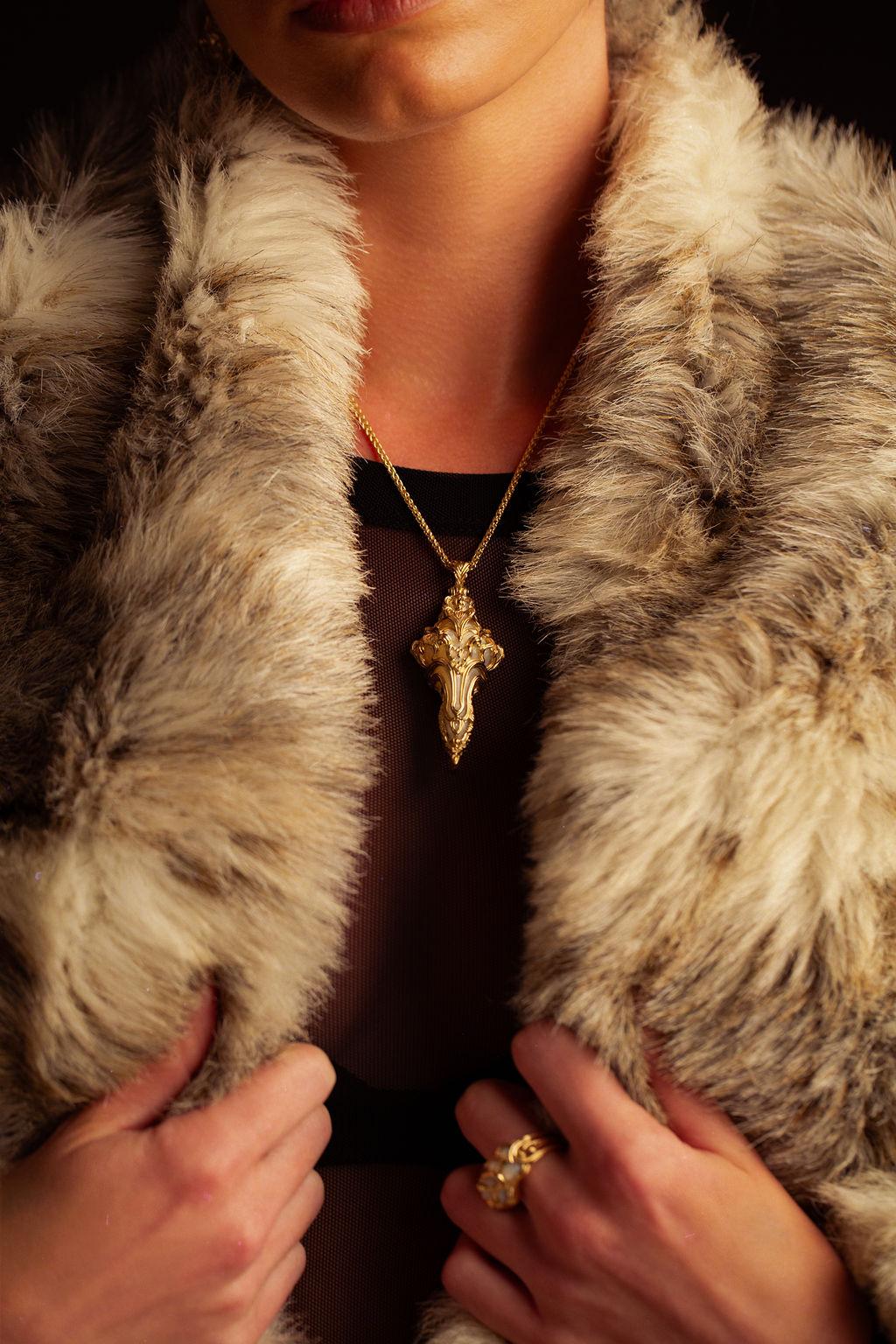 Micah Antoni geschnitzte Perle 18K Gelbgold Kreuz Anhänger im Zustand „Neu“ im Angebot in Nashville, TN