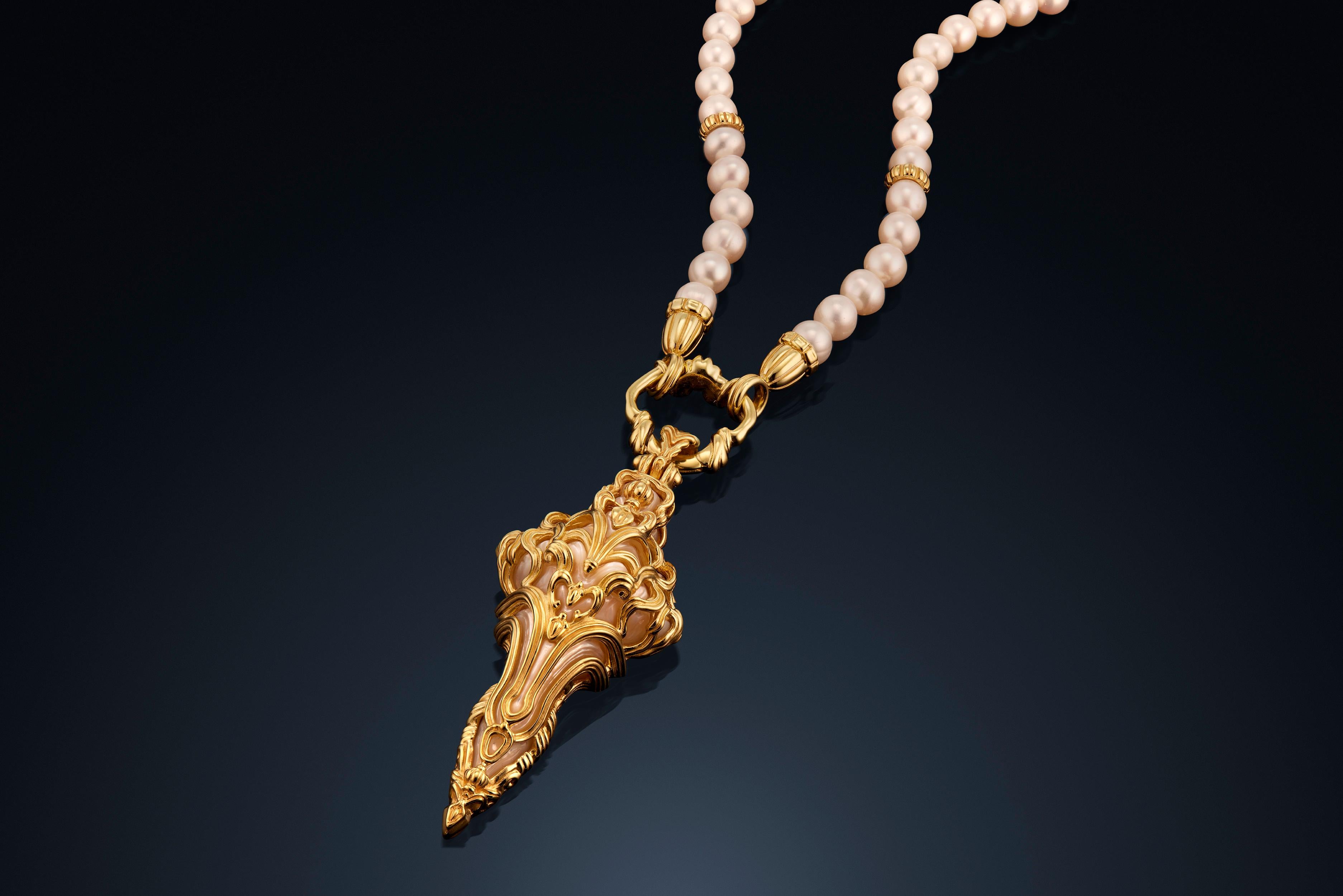 Pendentif croix en or jaune 18K avec perle sculptée Micah Antoni en vente 1