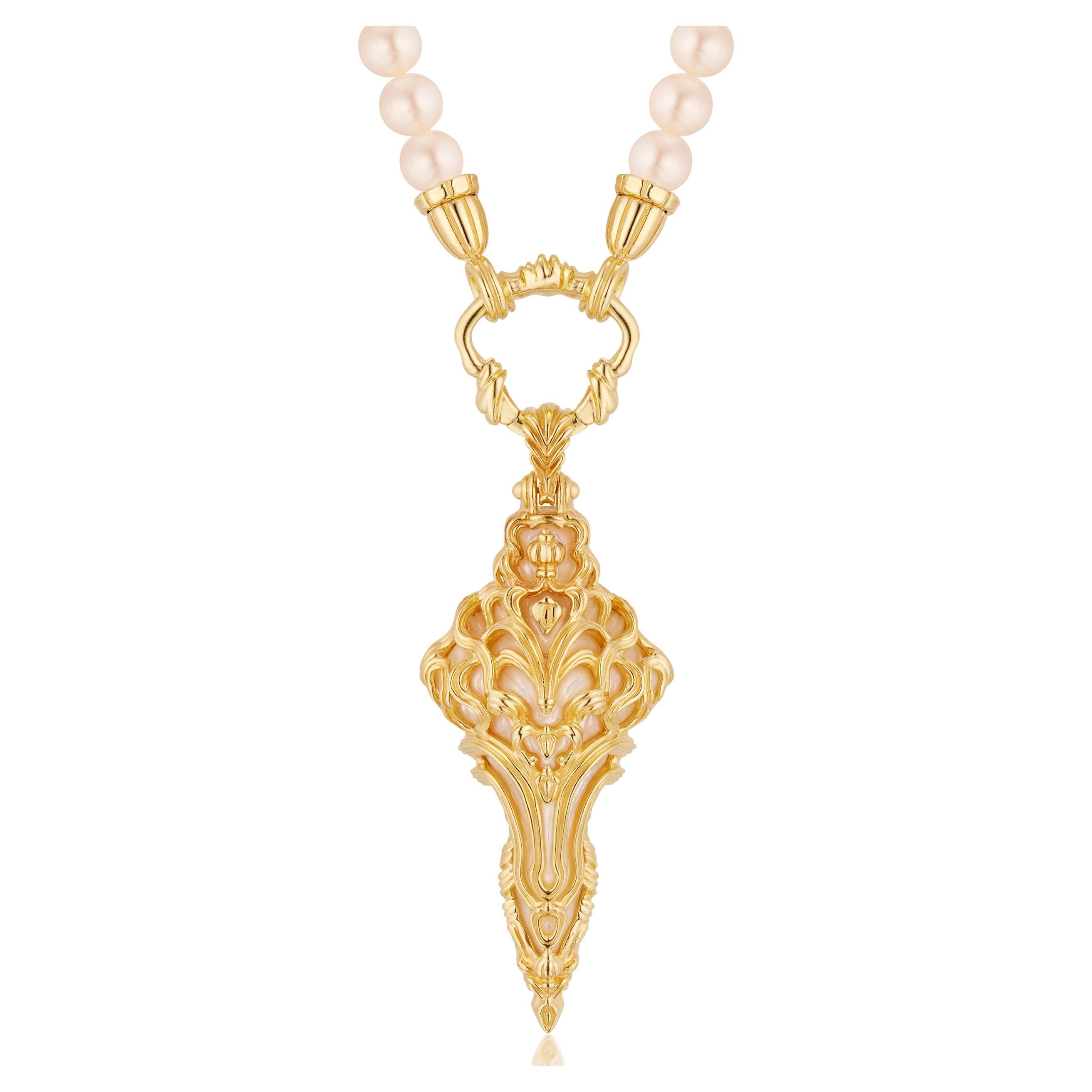 Micah Antoni geschnitzte Perle 18K Gelbgold Kreuz Anhänger im Angebot