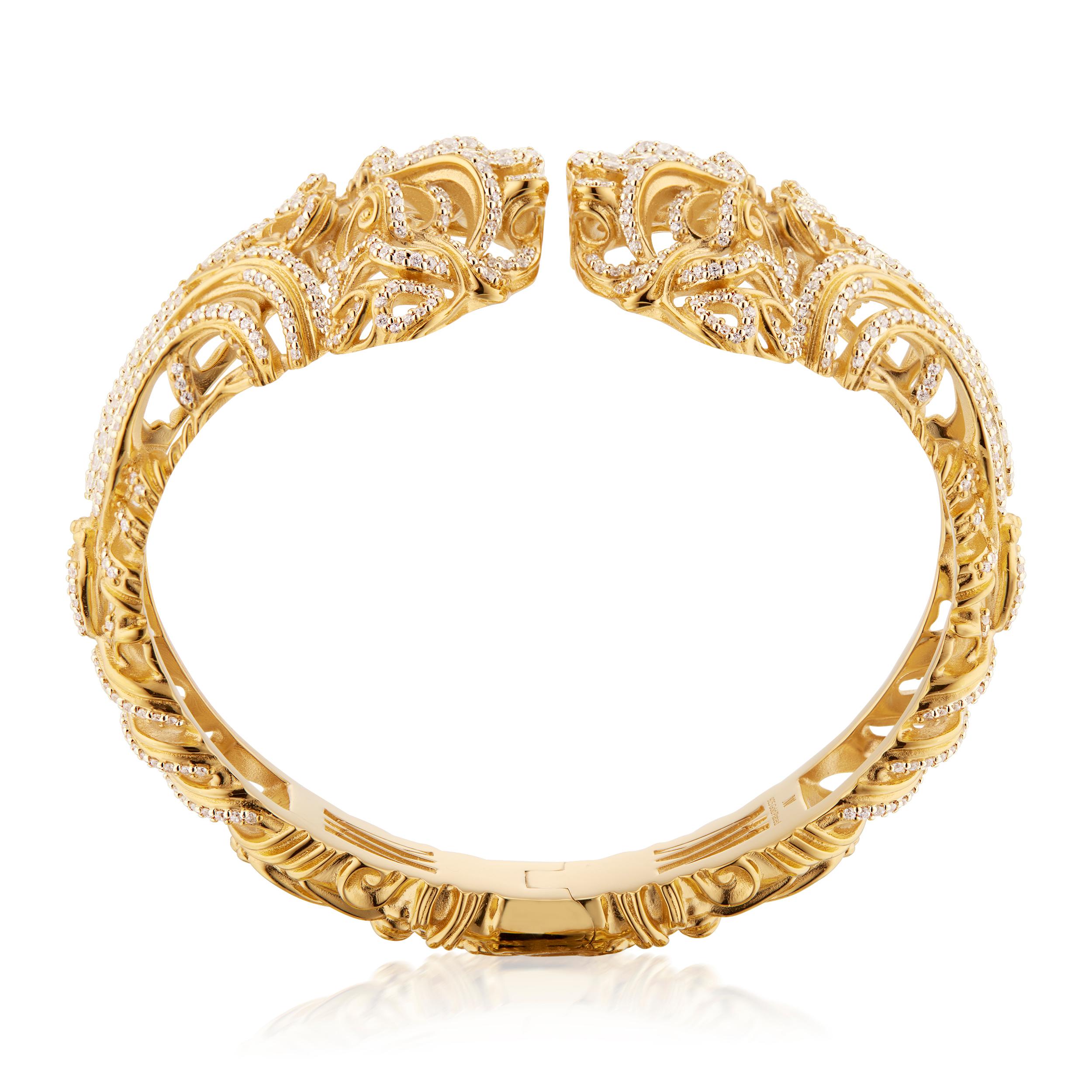Die Armspange von Micah Antoni aus 18 Karat Gelbgold ist ein dreidimensionales Meisterwerk, das aus jedem Blickwinkel mit über dreieinhalb Karat VS2-Diamanten fasziniert.

Die Armspange Intricata von Micah Antoni ist aus 18 Karat Gelbgold gefertigt