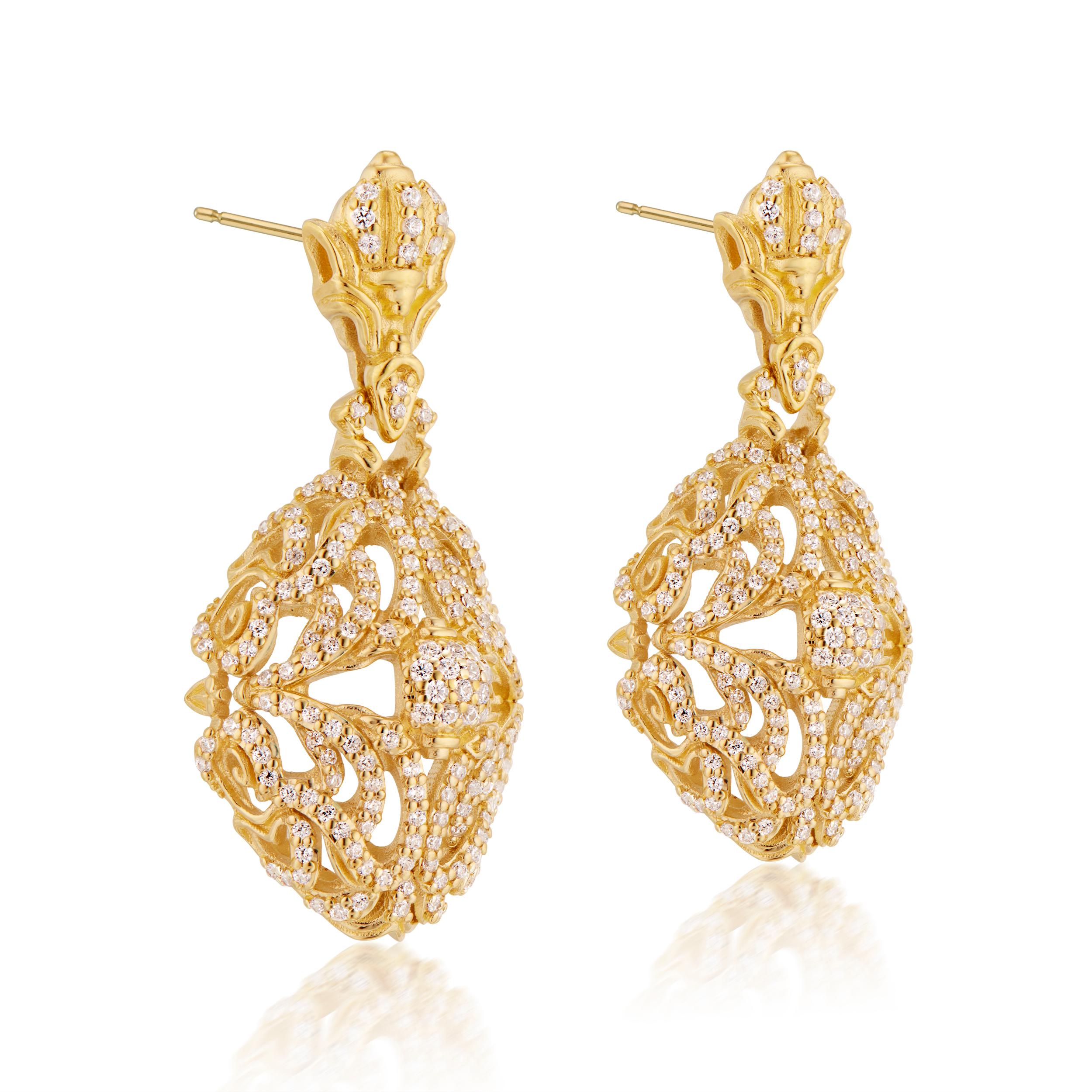 Micah Antoni’s 18K yellow gold pave diamond drop earrings fascinate from every angle. Meticulously crafted in rich 18K yellow gold, the Intricata Pave Earrings captivate with its sculptural, Art Nouveau-meets-Byzantine lattice framework. Fiery VS2,