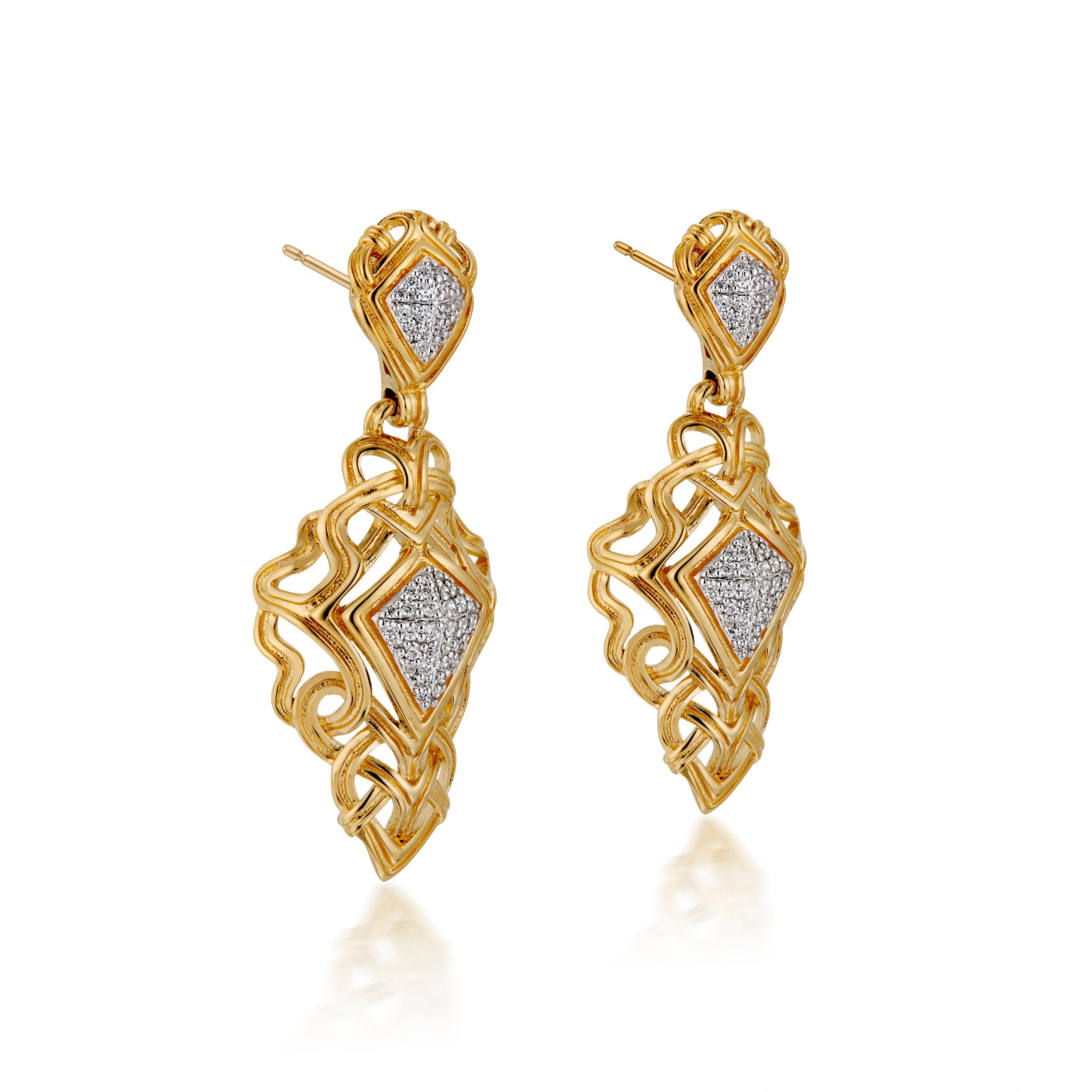 Les boucles d'oreilles Pavé entrelacé en or jaune 18 carats de Micah Antoni sont une fusion étonnante d'art moderne et de luxe intemporel. Conçues avec une silhouette sculpturale et tridimensionnelle, ces boucles d'oreilles témoignent d'un