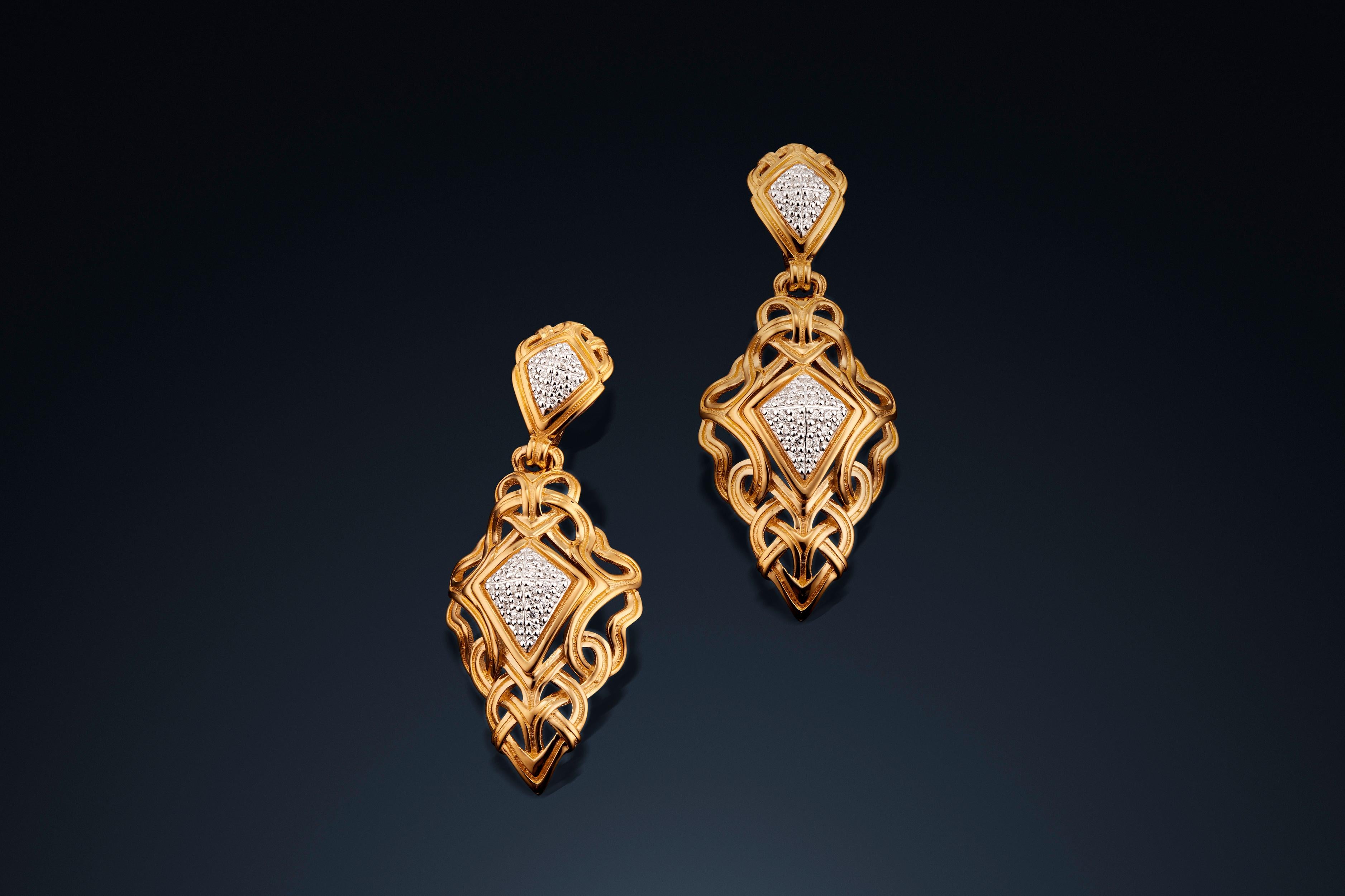 Taille brillant Boucles d'oreilles en or jaune 18K à diamants pavés entrelacés Micah Antoni en vente