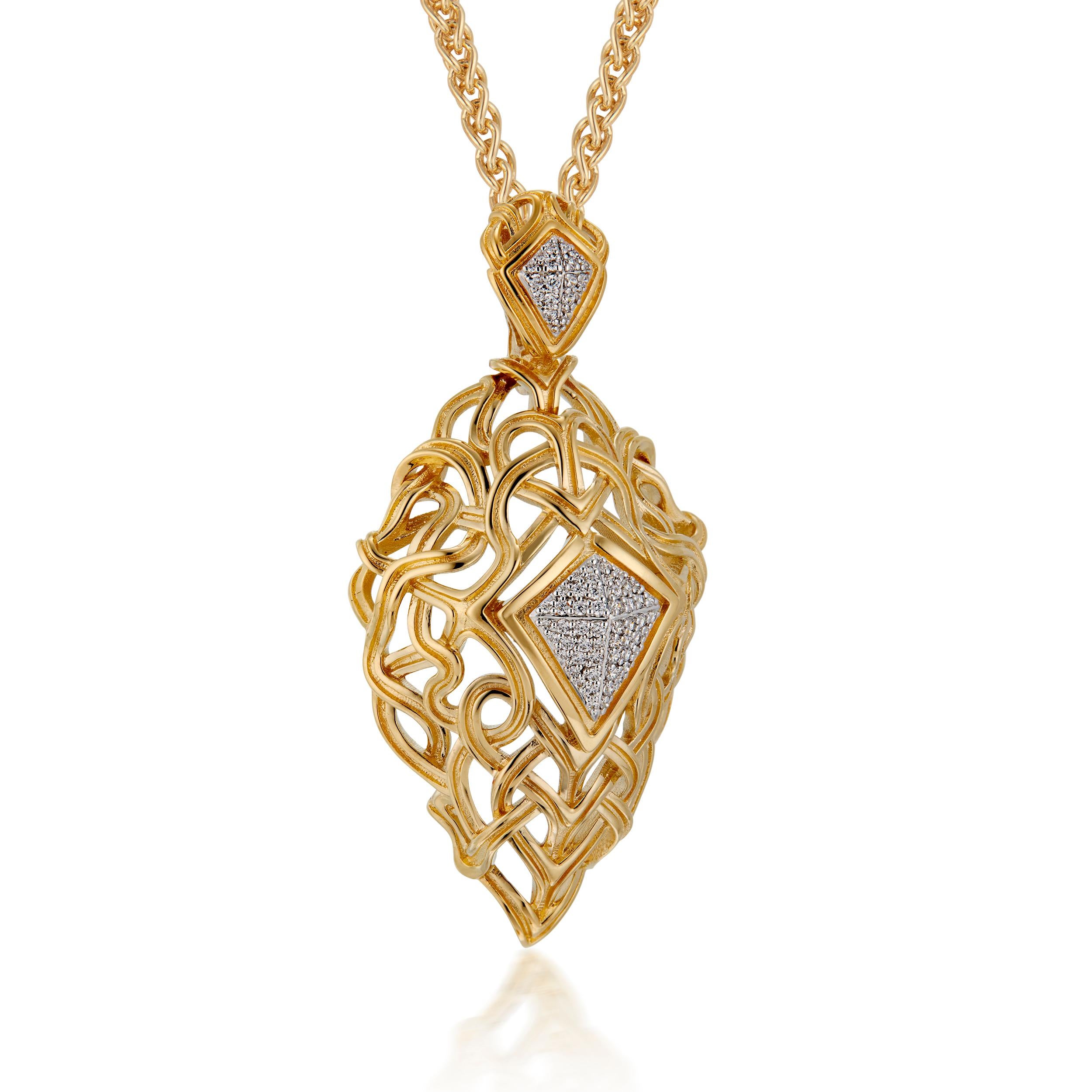 Le pendentif Pavé de diamants entrelacés en or jaune 18 carats de Micah Antoni est un chef-d'œuvre sculptural qui fascine par sa silhouette tridimensionnelle et son exceptionnelle qualité d'exécution. Conçu avec des détails captivants sous tous les