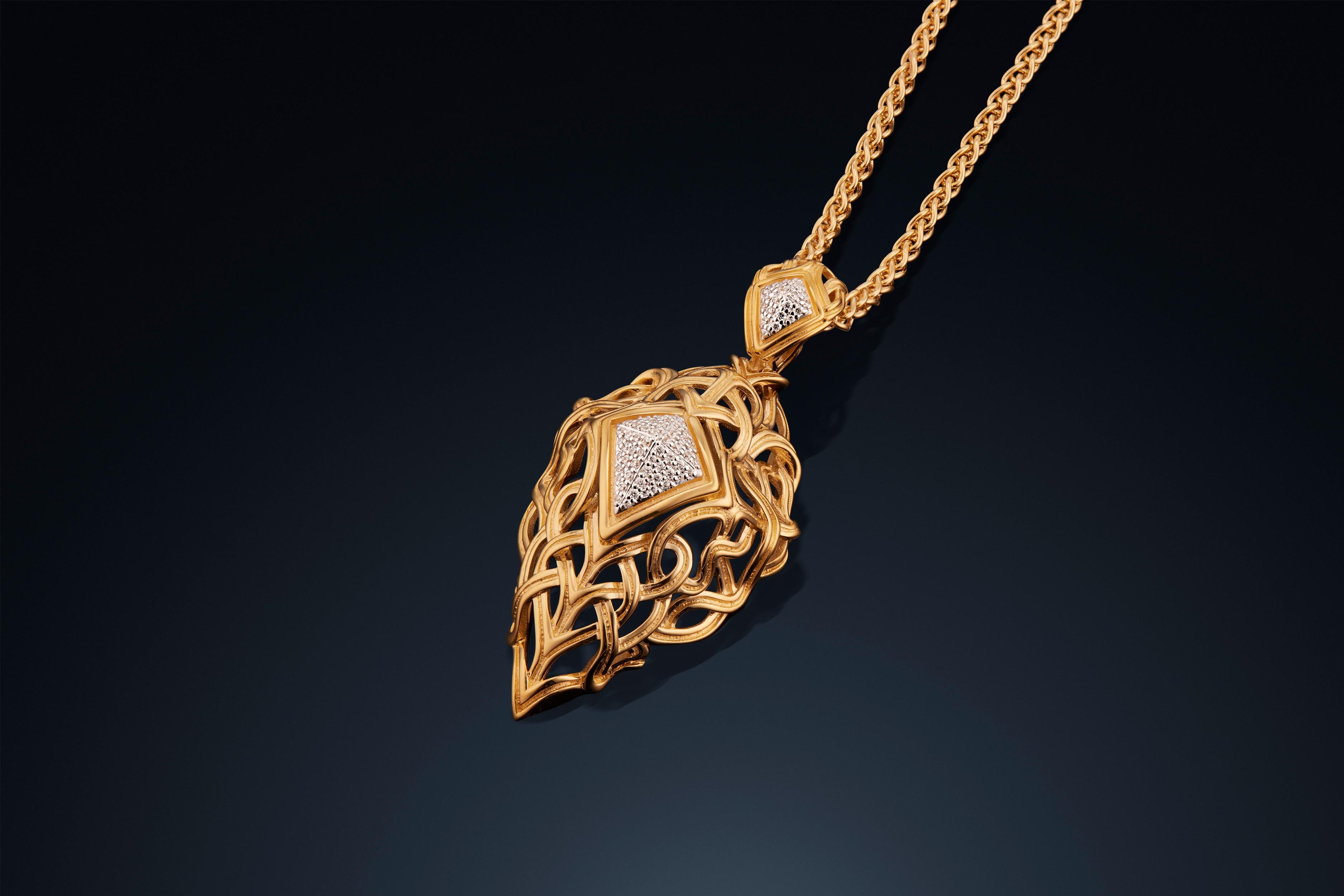 Taille brillant Micah Antoni Pendentif rehausseur en or jaune 18K avec pavé de diamants entrelacés en vente
