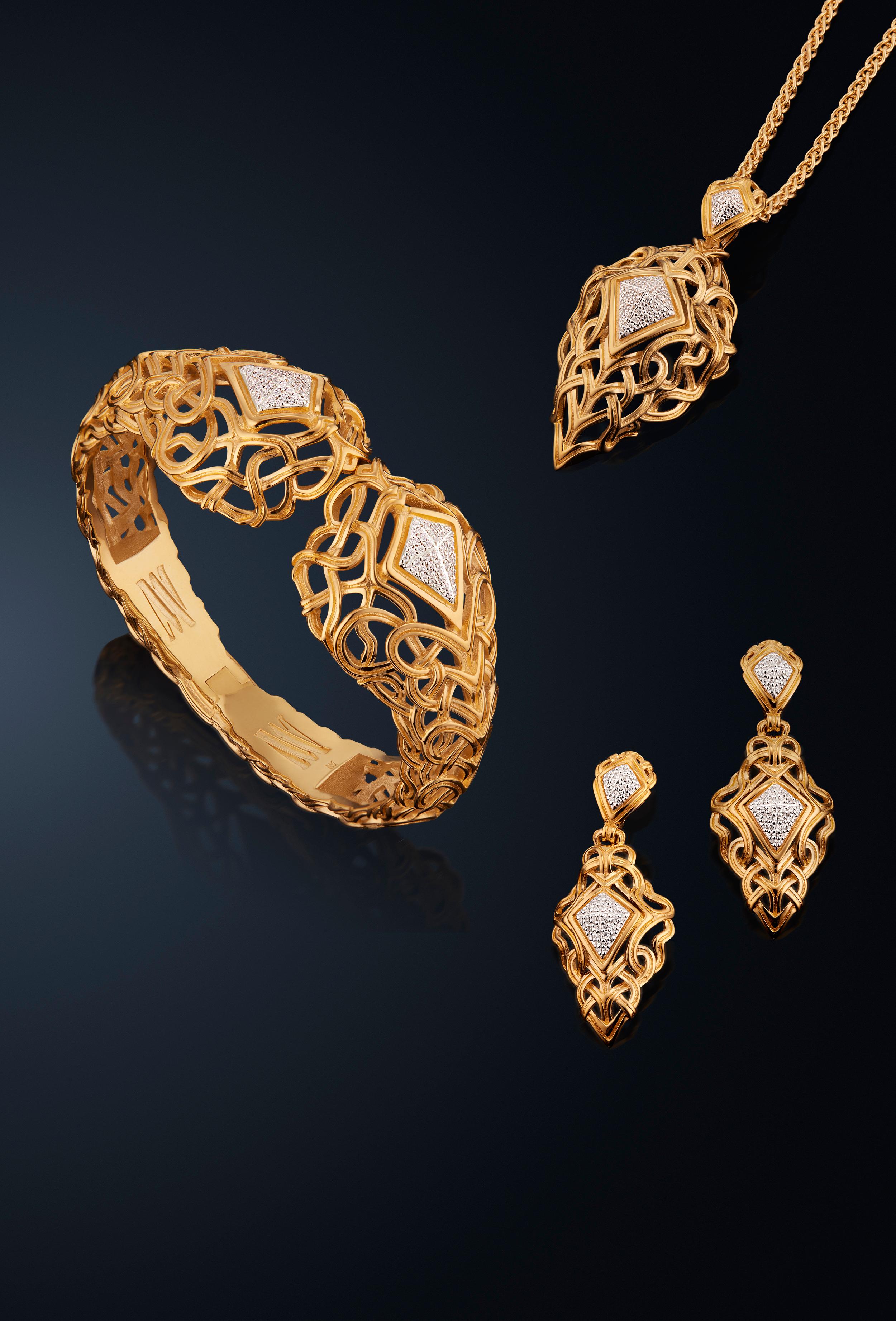 Micah Antoni Pendentif rehausseur en or jaune 18K avec pavé de diamants entrelacés Neuf - En vente à Nashville, TN