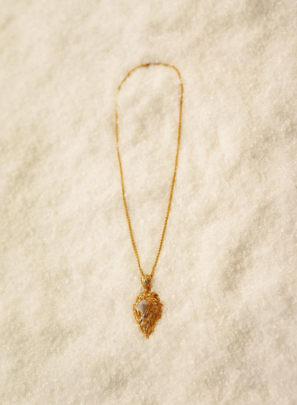 Micah Antoni Pendentif rehausseur en or jaune 18K avec pavé de diamants entrelacés Unisexe en vente