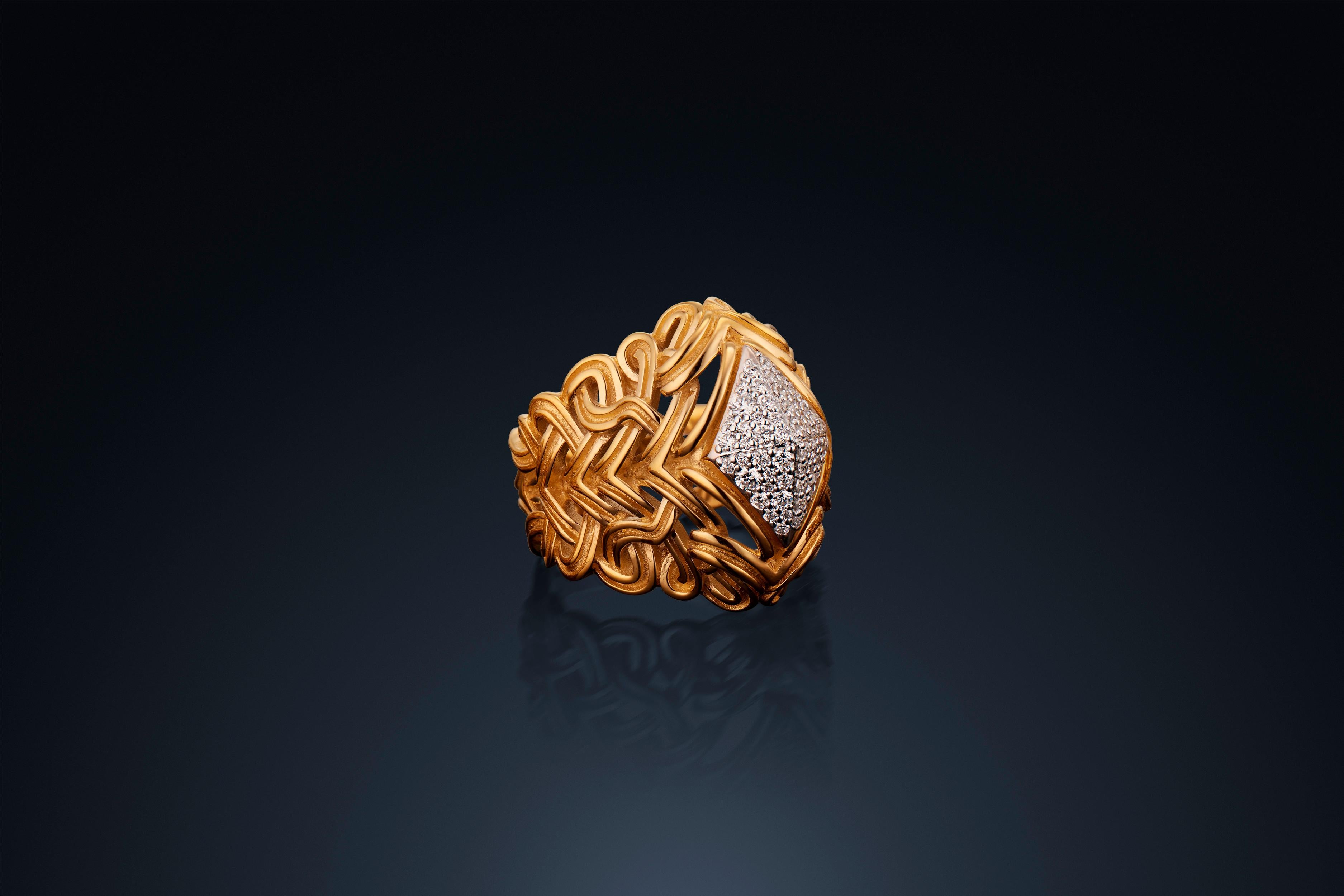 La bague de cocktail en diamant français pavé de Micah Antoni en or jaune 18 carats est un chef-d'œuvre tridimensionnel. La superbe qualité de fabrication et les détails dimensionnels complexes garantissent l'attrait sous tous les angles et
