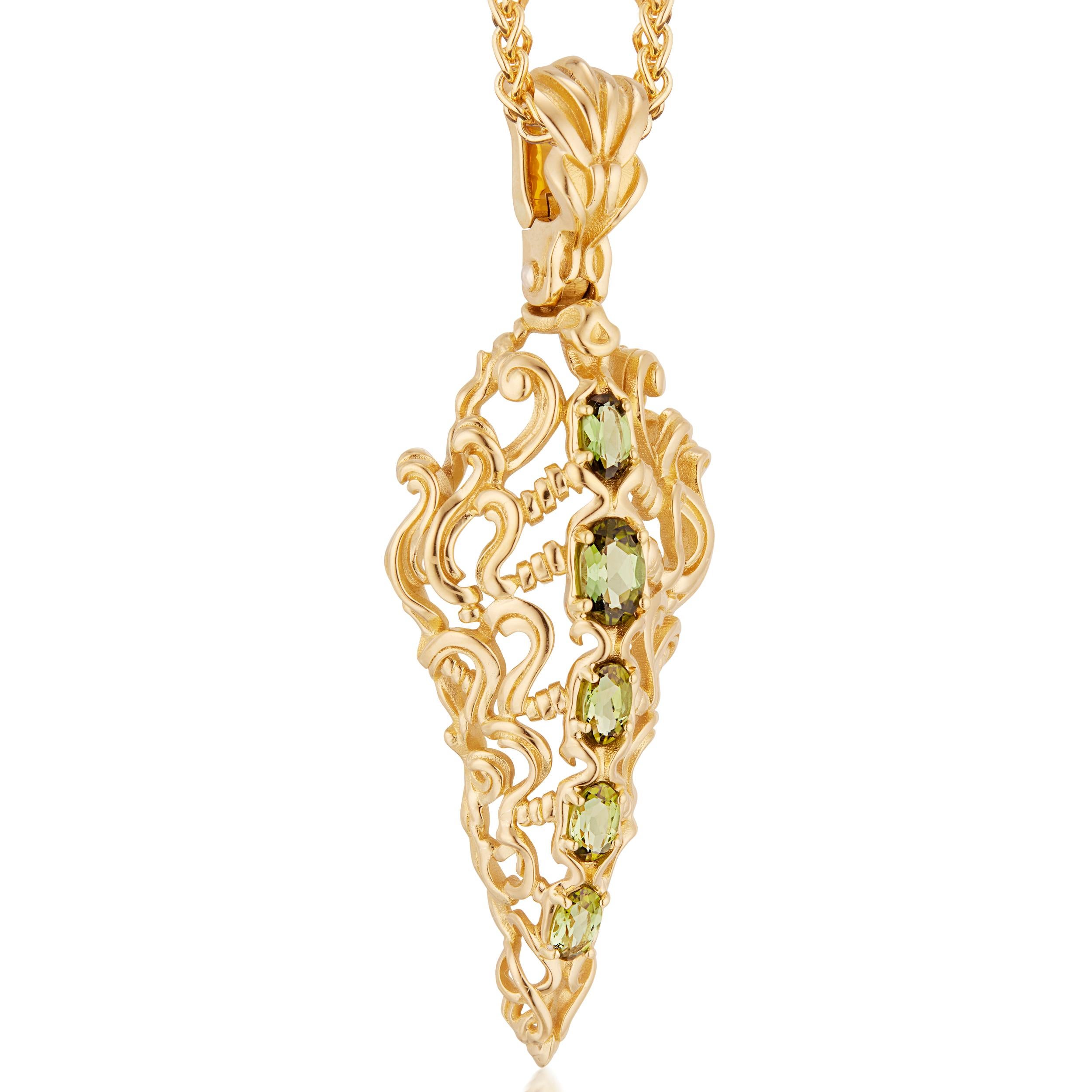 Der Anhänger Verdure von Micah Antoni aus 18-karätigem Gelbgold und grünem Turmalin im Brillantschliff ist ein dreidimensionales Kunstwerk, das die exquisite Handwerkskunst hervorhebt.

Verdure ist gleichermaßen stark und anmutig und stellt eine
