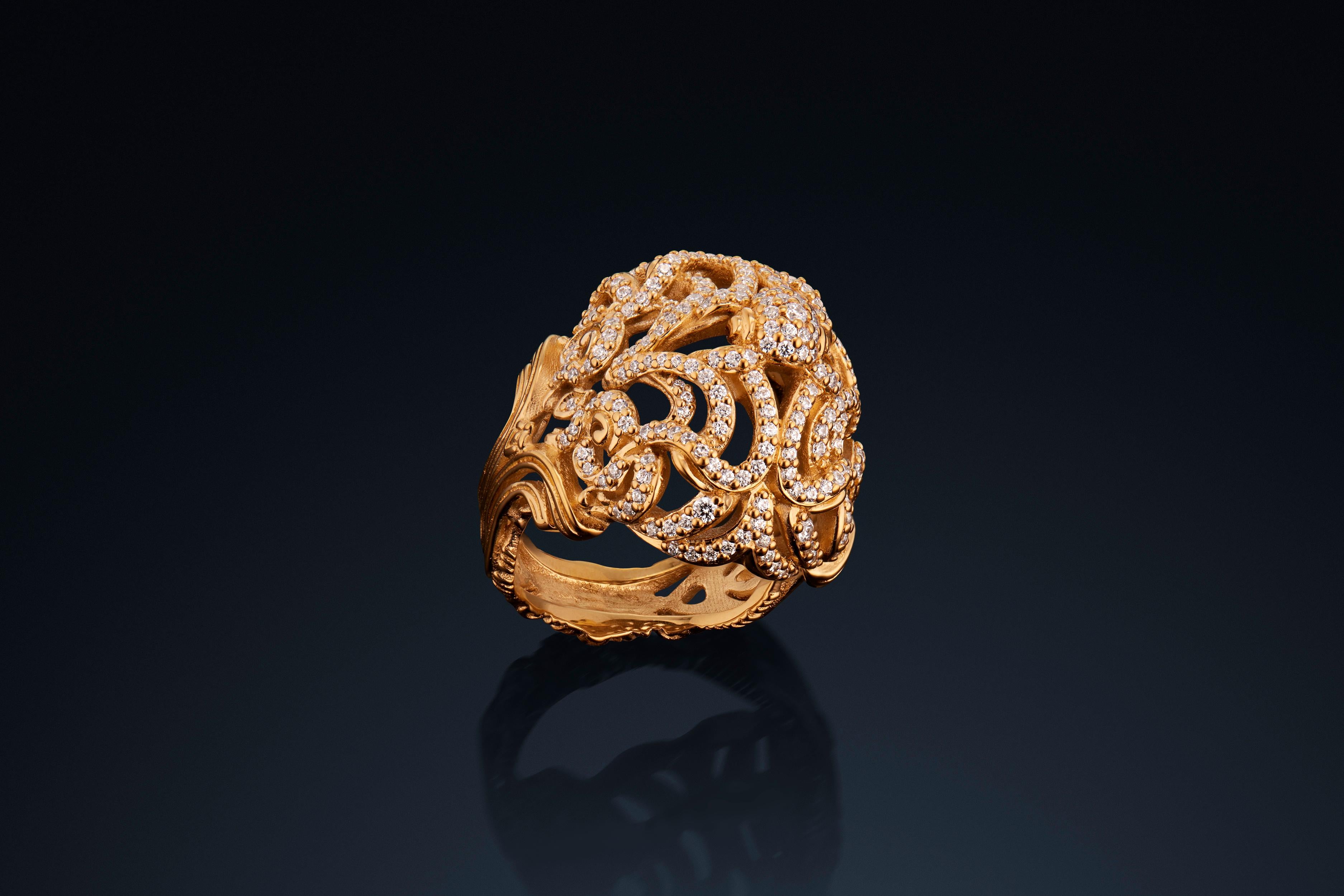Micah Antoni Anillo de cóctel de oro amarillo de 18 quilates con pavé de diamantes Corte brillante en venta