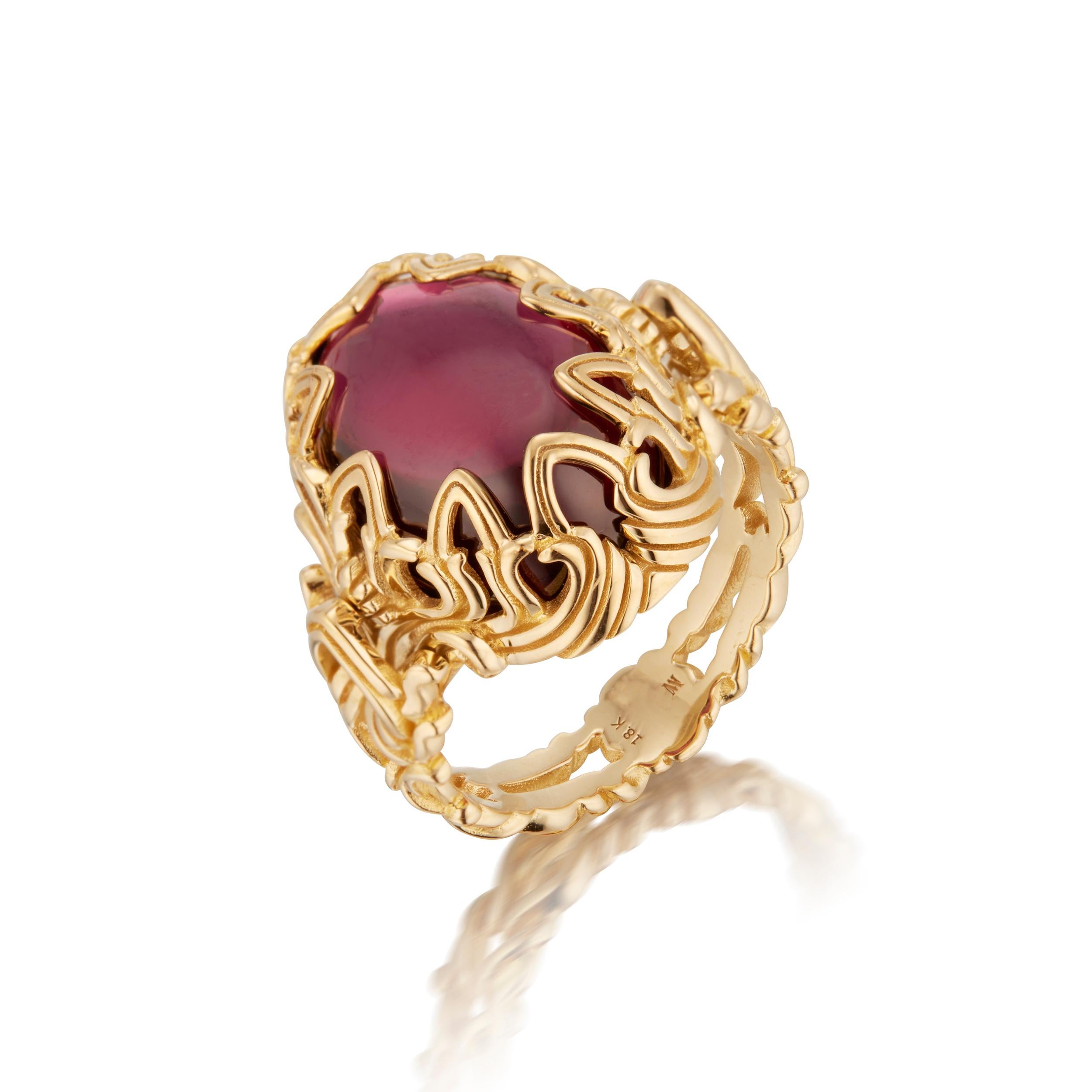 L'Anello Arco Gotico in oro giallo 18 carati di Micah Antoni traduce la geometria della cattedrale medievale in una scultura da indossare.

L'anello incuriosisce con archi a sesto acuto, nodi di chiave di volta e sottili linee di volant, creando un