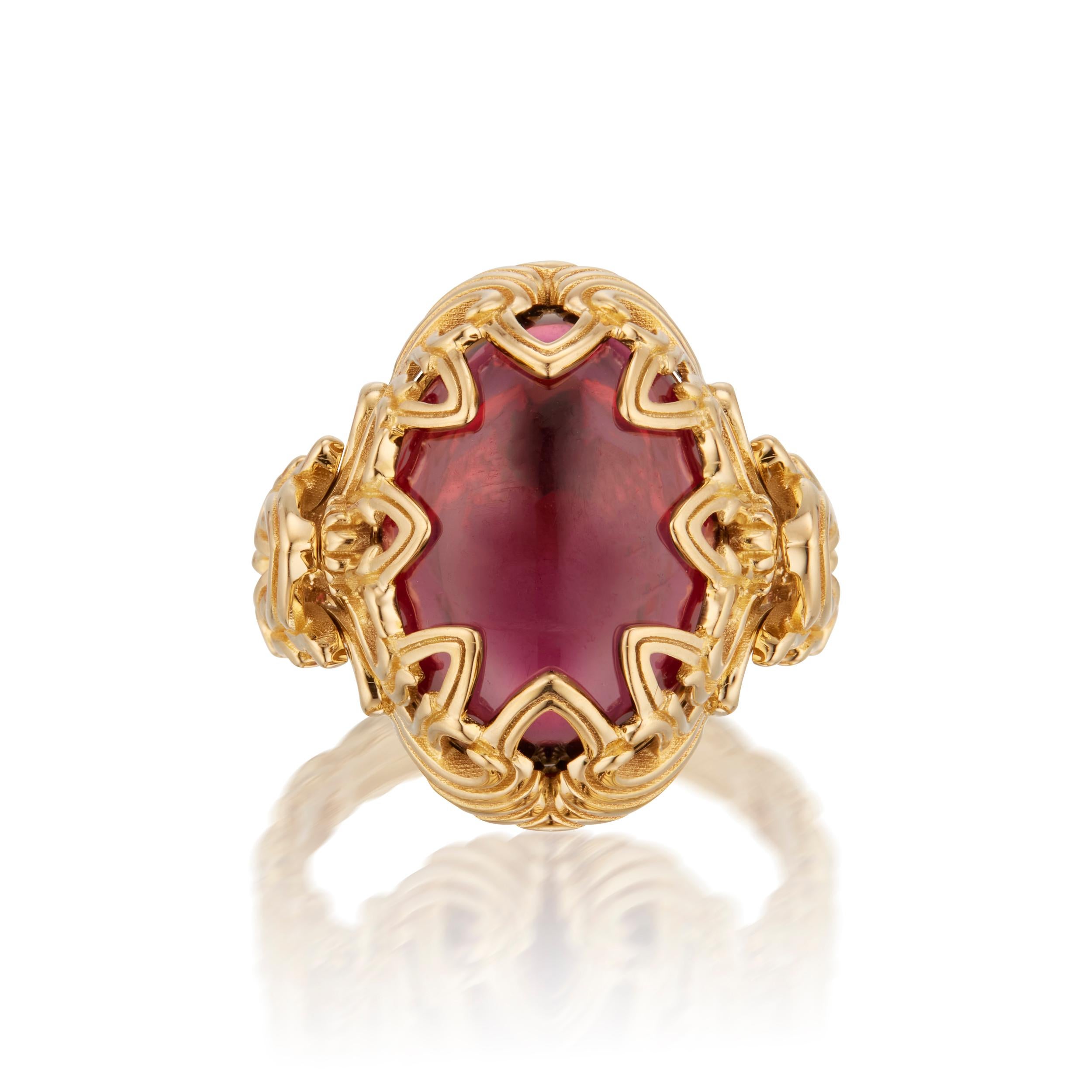 Neogotico Anello ad arco in oro giallo 18 carati con granato di rodolite di Micah Antoni in vendita