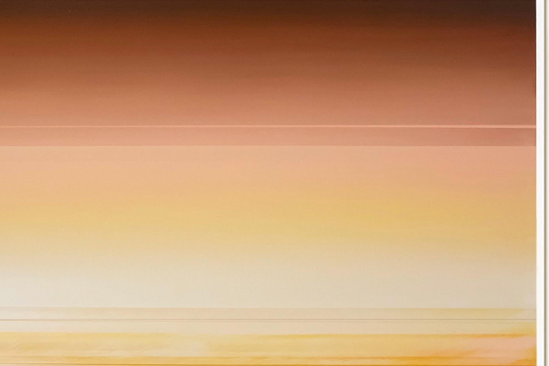 I dipinti astratti di paesaggio di Micah Crandall-Bear esaminano le risorse intrinseche della Terra e la nostra disposizione verso la loro trasformazione accelerata. Il suo concetto è infuso di strati lineari che vanno dall'atmosfera al sottosuolo.