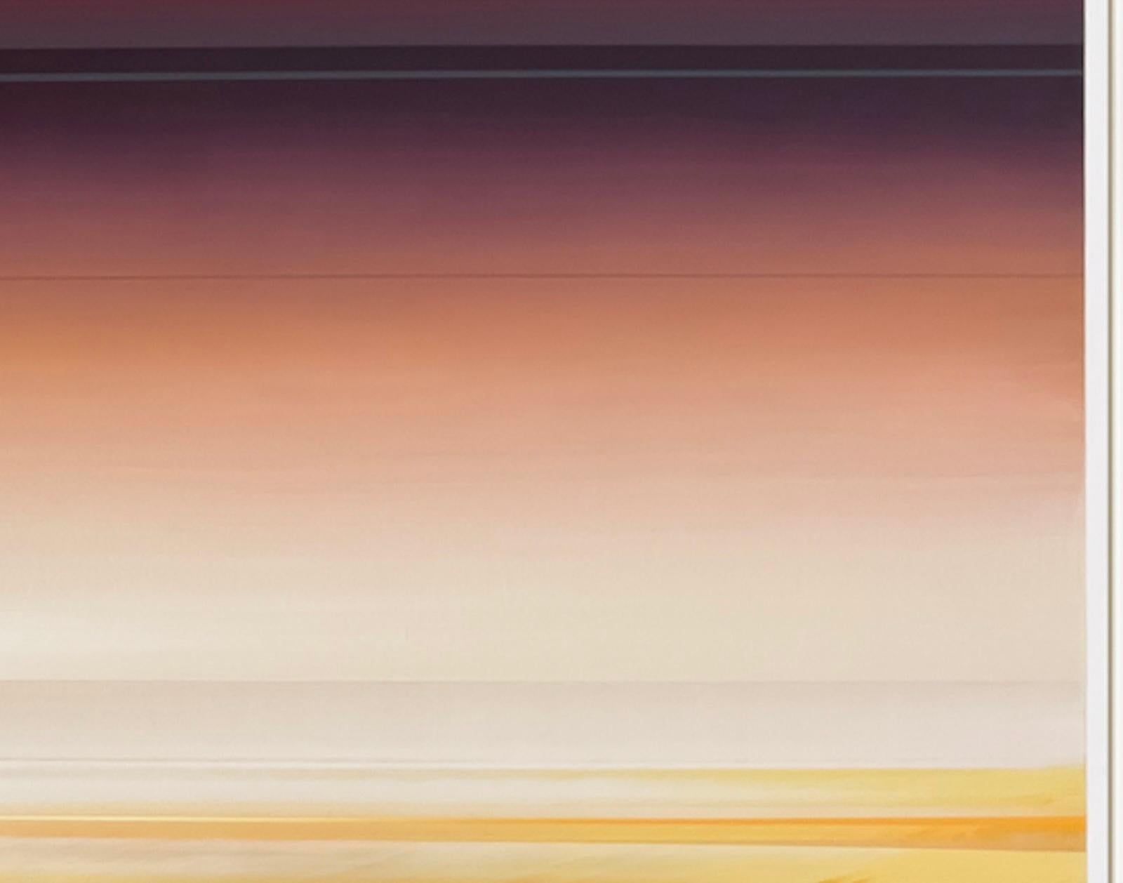 Las pinturas abstractas de paisajes de Micah Crandall-Bear examinan los recursos intrínsecos de la Tierra y nuestra disposición hacia su transformación acelerada. Su concepto está impregnado de capas lineales que van de lo atmosférico a lo