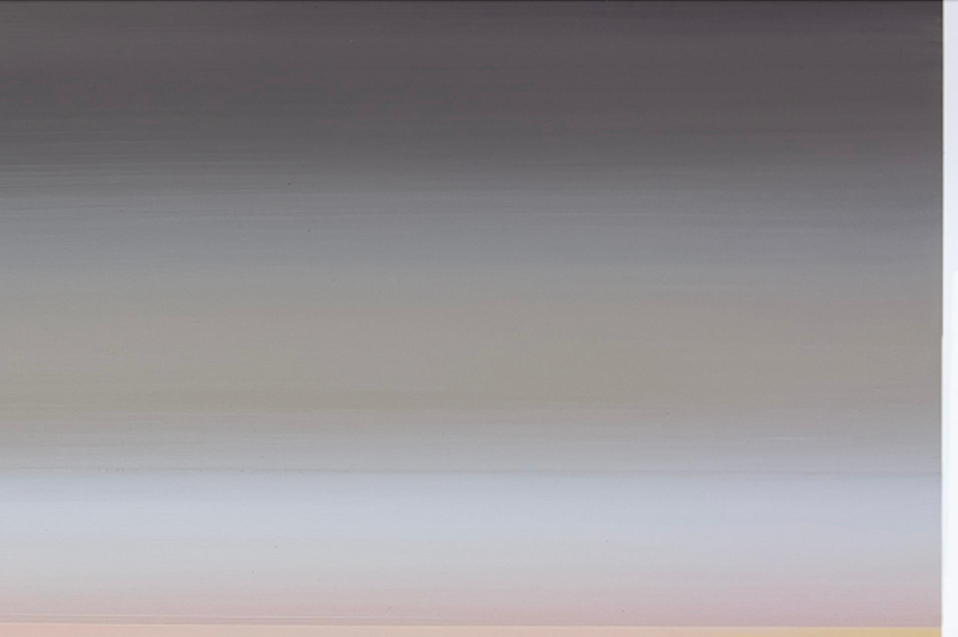 I dipinti astratti di paesaggio di Micah Crandall-Bear esaminano le risorse intrinseche della Terra e la nostra disposizione verso la loro trasformazione accelerata. Il suo concetto è infuso di strati lineari che vanno dall'atmosfera al sottosuolo.