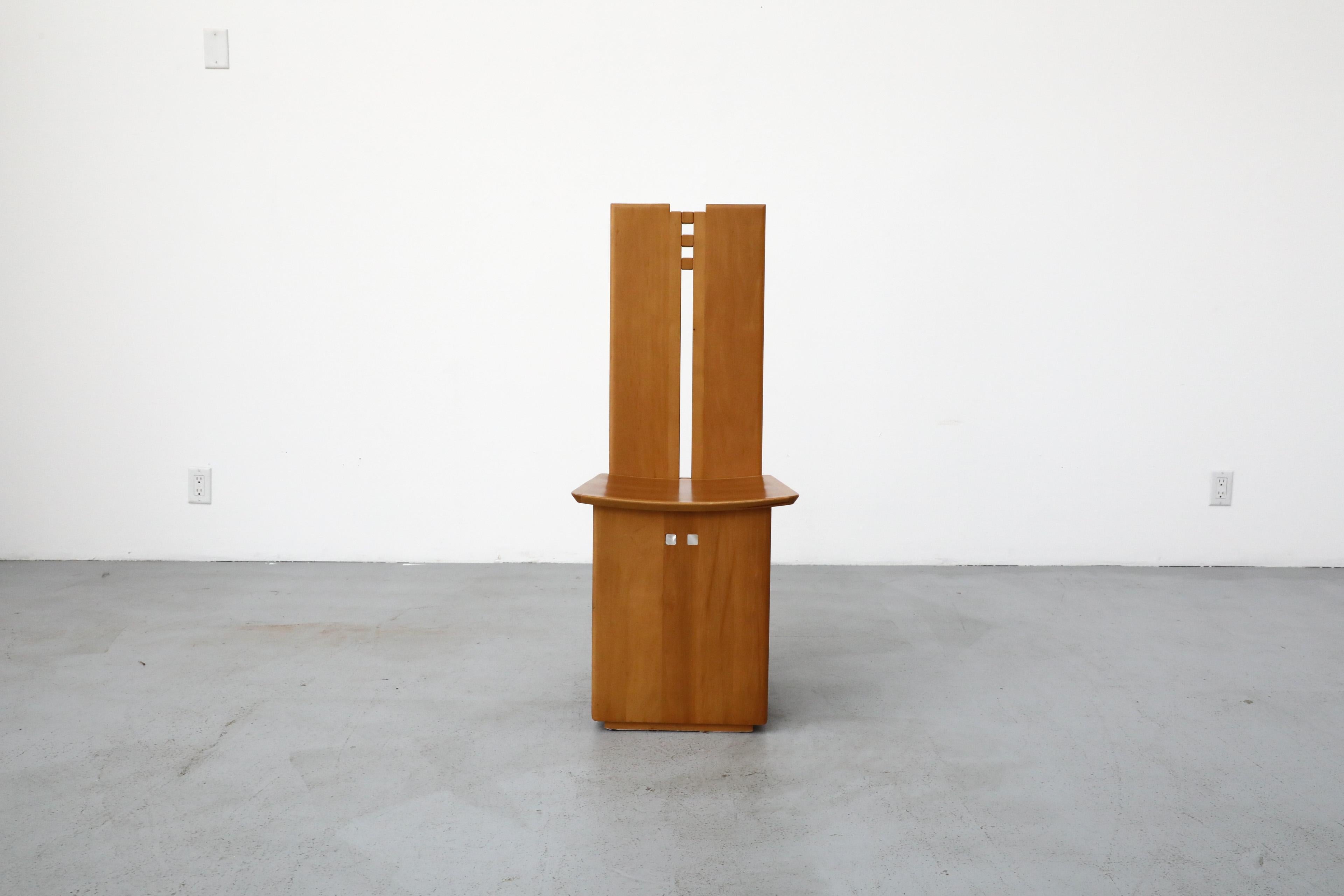 Un bello ejemplo del diseño italiano de los años 70, esta Silla Micene de Ferdinando Meccani (Italia, 1937) para Meccani Arredamenti es un clásico intemporal y un punto culminante de su impresionante obra. Realizada por primera vez en 1978, esta