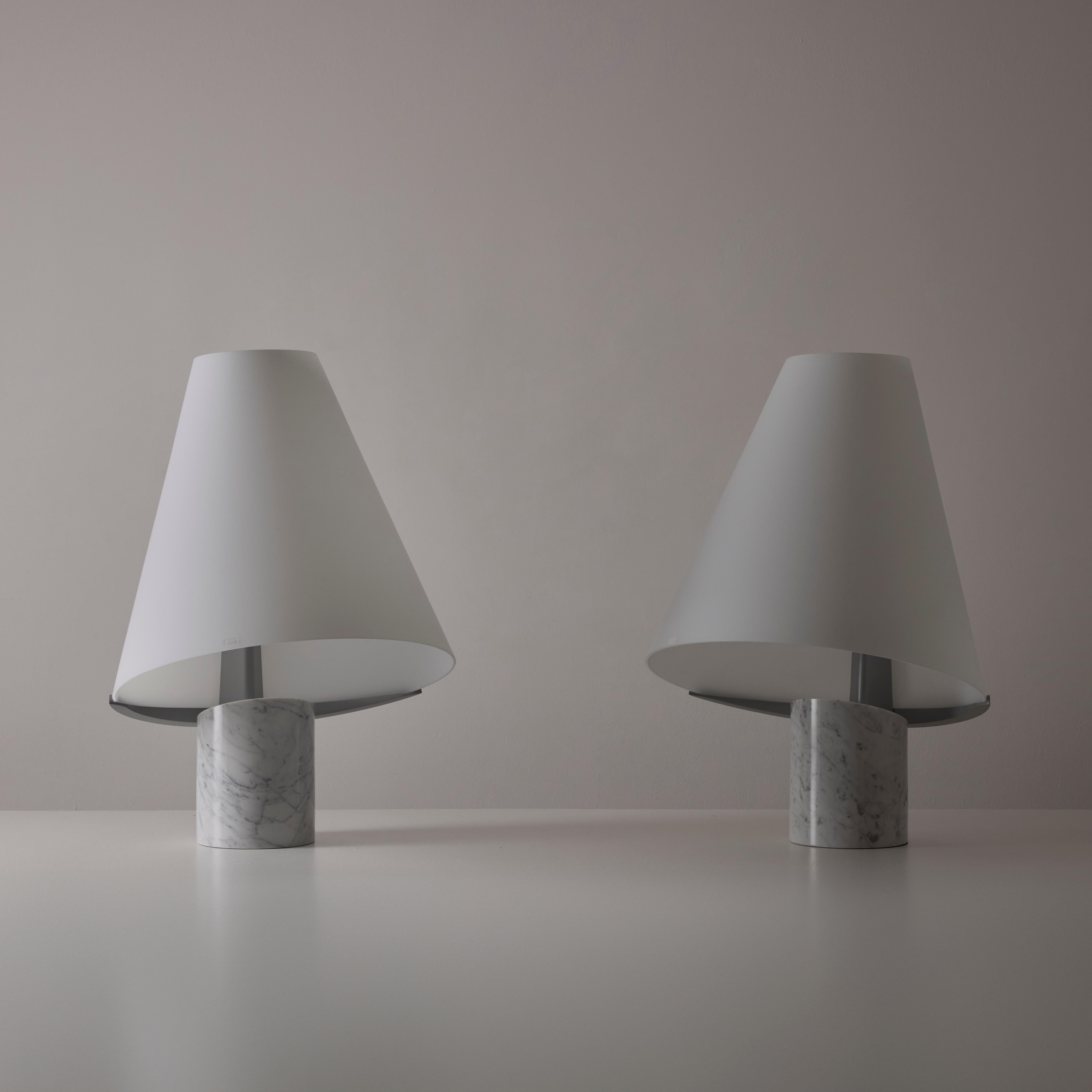 Lampes de table Micene de Renato Toso & Noti Massari pour Leucos. Conçue et fabriquée en Italie ; réédition contemporaine (ne sera plus produite). Base en marbre de carrare et abat-jour conique en verre épais formé. Chaque applique est équipée d'une