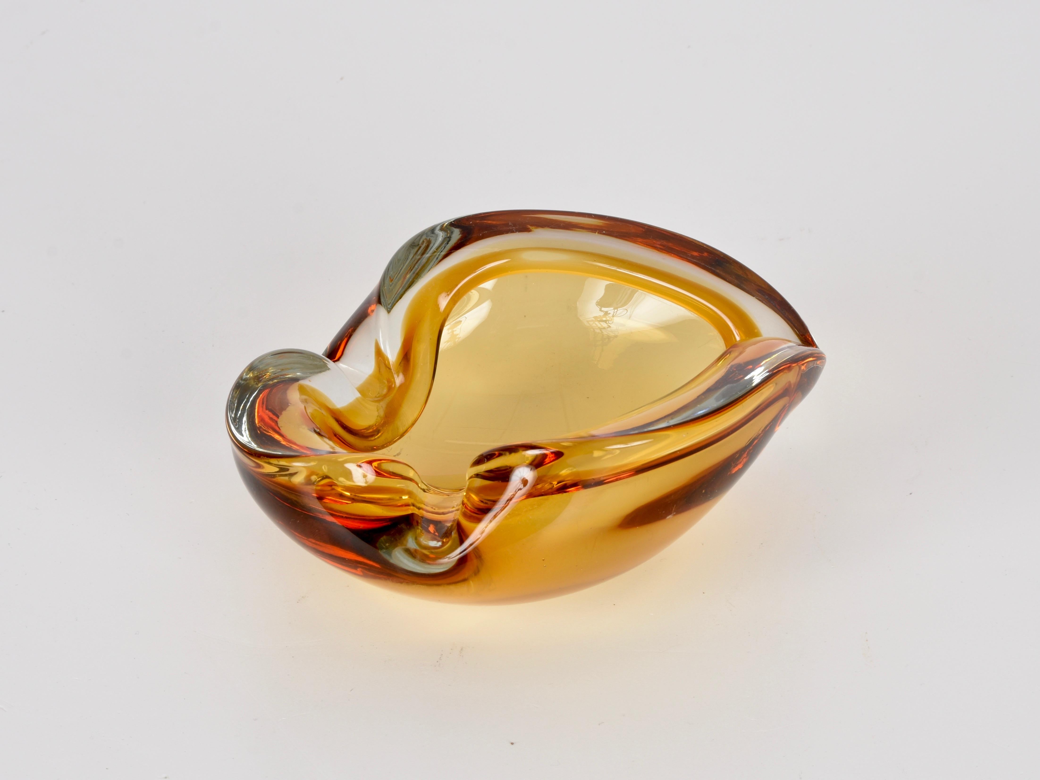 Prächtiges Murano-Kunstglas aus der Mitte des Jahrhunderts mit erstaunlichen Farbnuancen, die von Dunkelrot über Bernstein bis hin zu hellem Orange und Kristall reichen. Dieses Stück wurde in den 1960er Jahren in Italien hergestellt.

Dieses