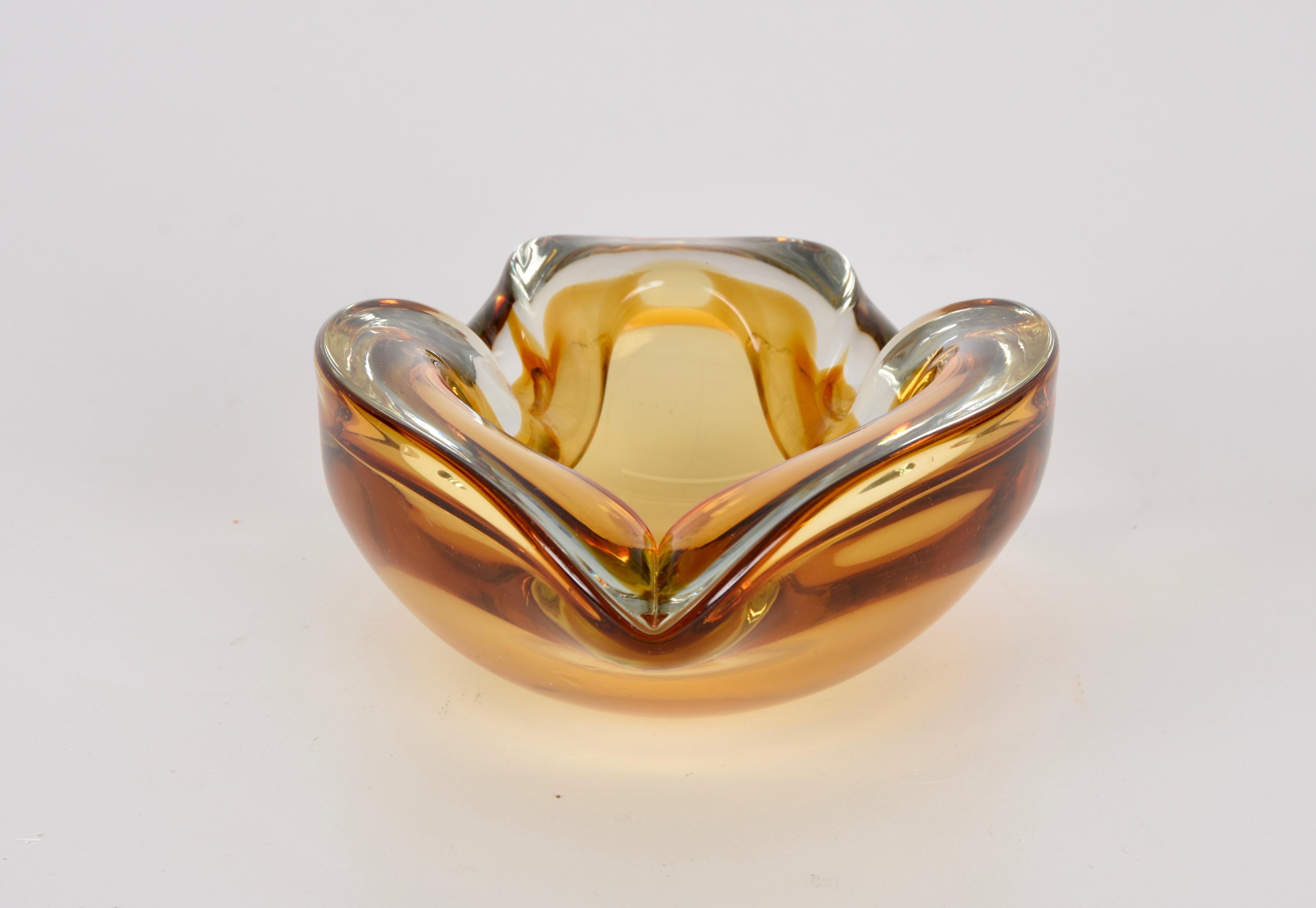 Mid-Century Modern Cendrier ou bol en verre d'art italien de Murano « Sommerso » en ambre mi-siècle, années 1960 en vente
