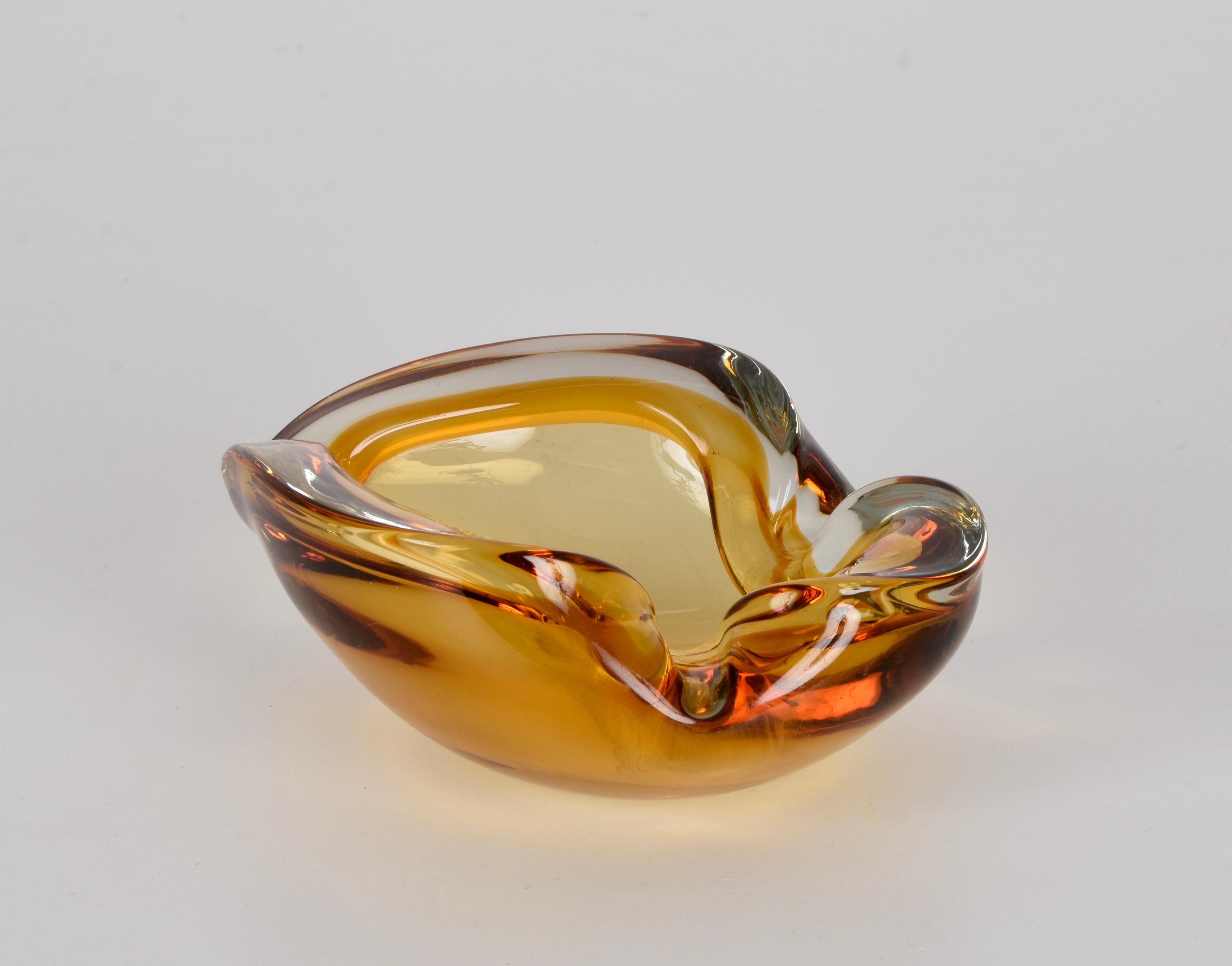 Cendrier ou bol en verre d'art italien de Murano « Sommerso » en ambre mi-siècle, années 1960 Bon état - En vente à Roma, IT