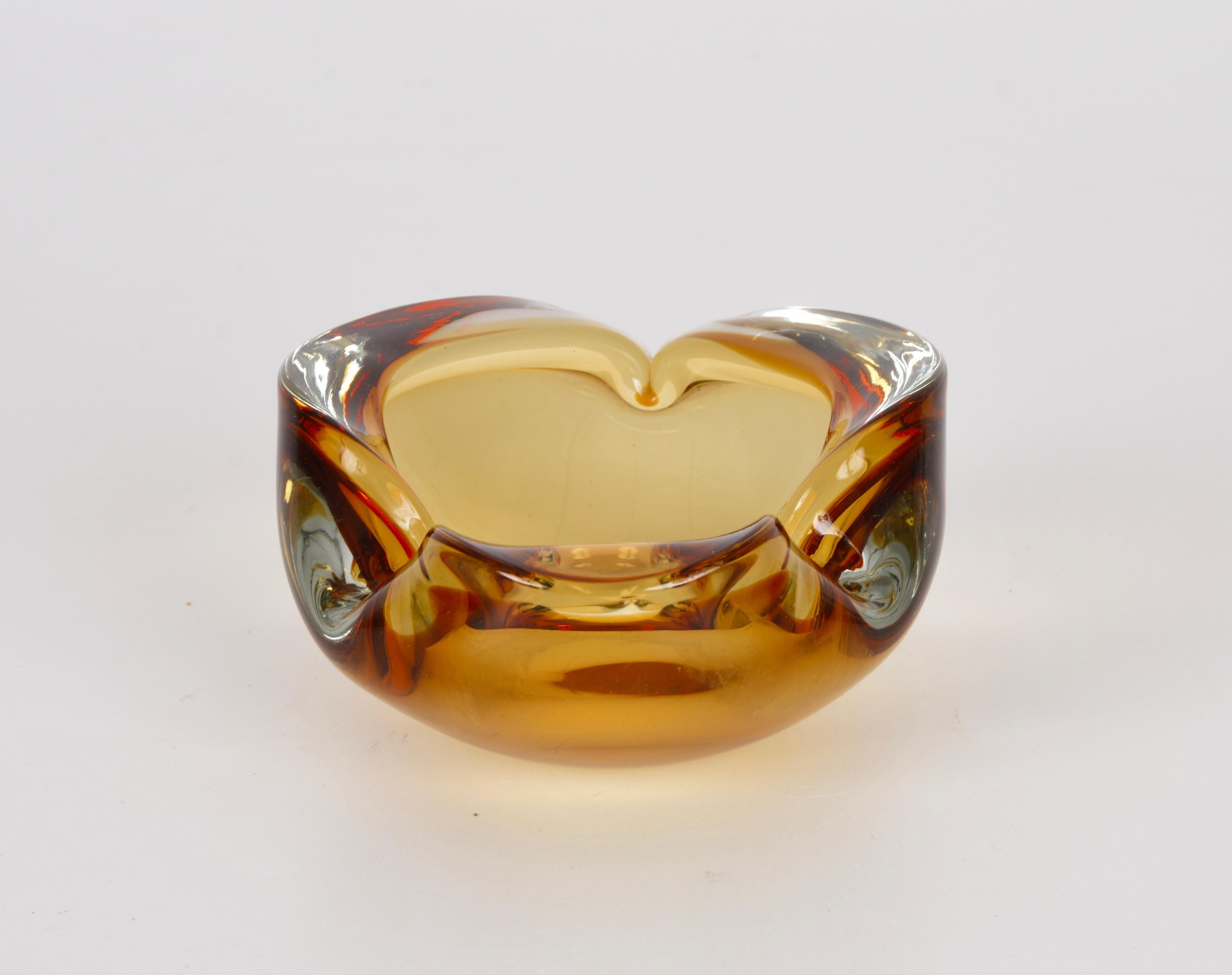 20ième siècle Cendrier ou bol en verre d'art italien de Murano « Sommerso » en ambre mi-siècle, années 1960 en vente