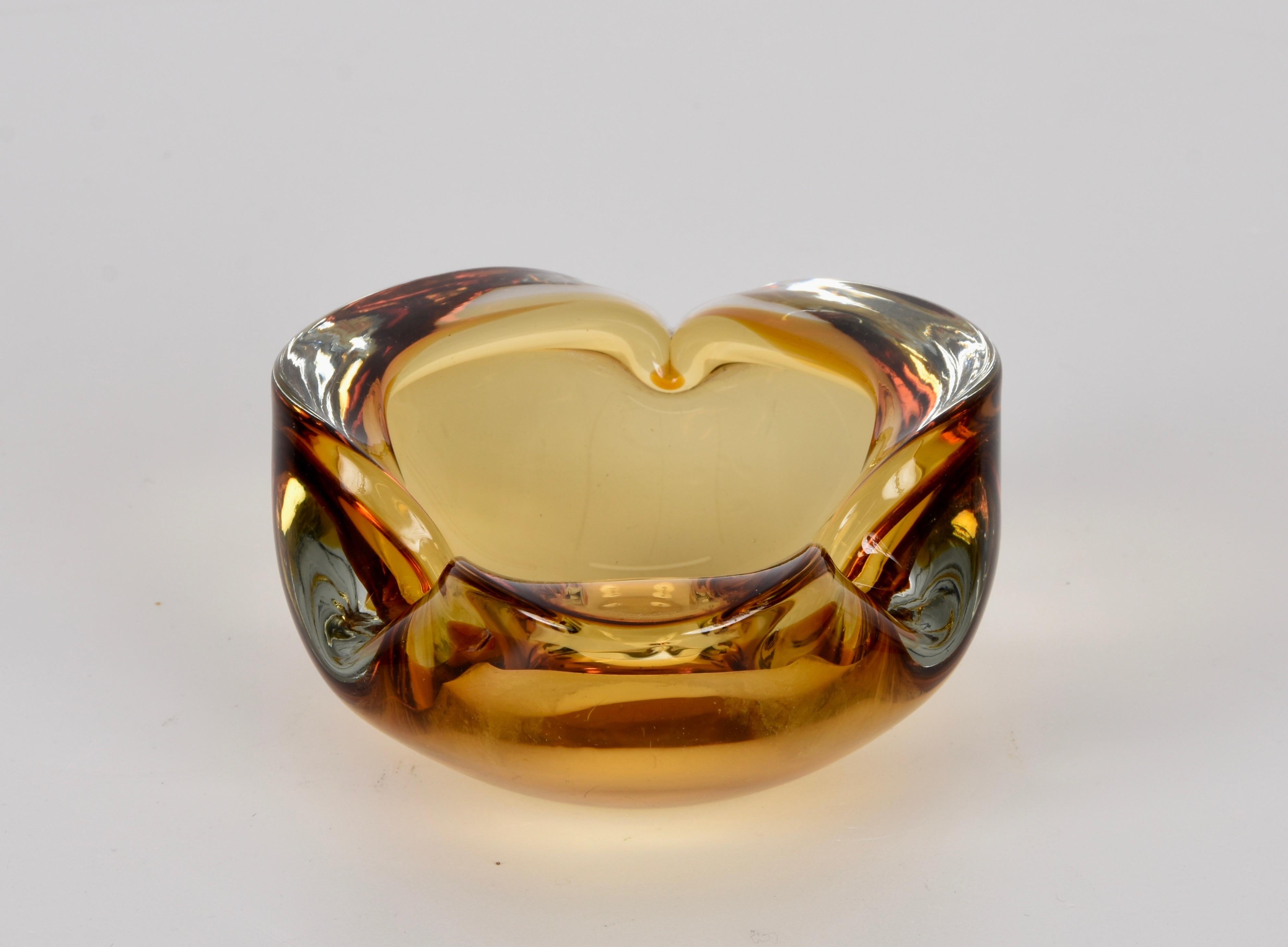 Cendrier ou bol en verre d'art italien de Murano « Sommerso » en ambre mi-siècle, années 1960 en vente 1