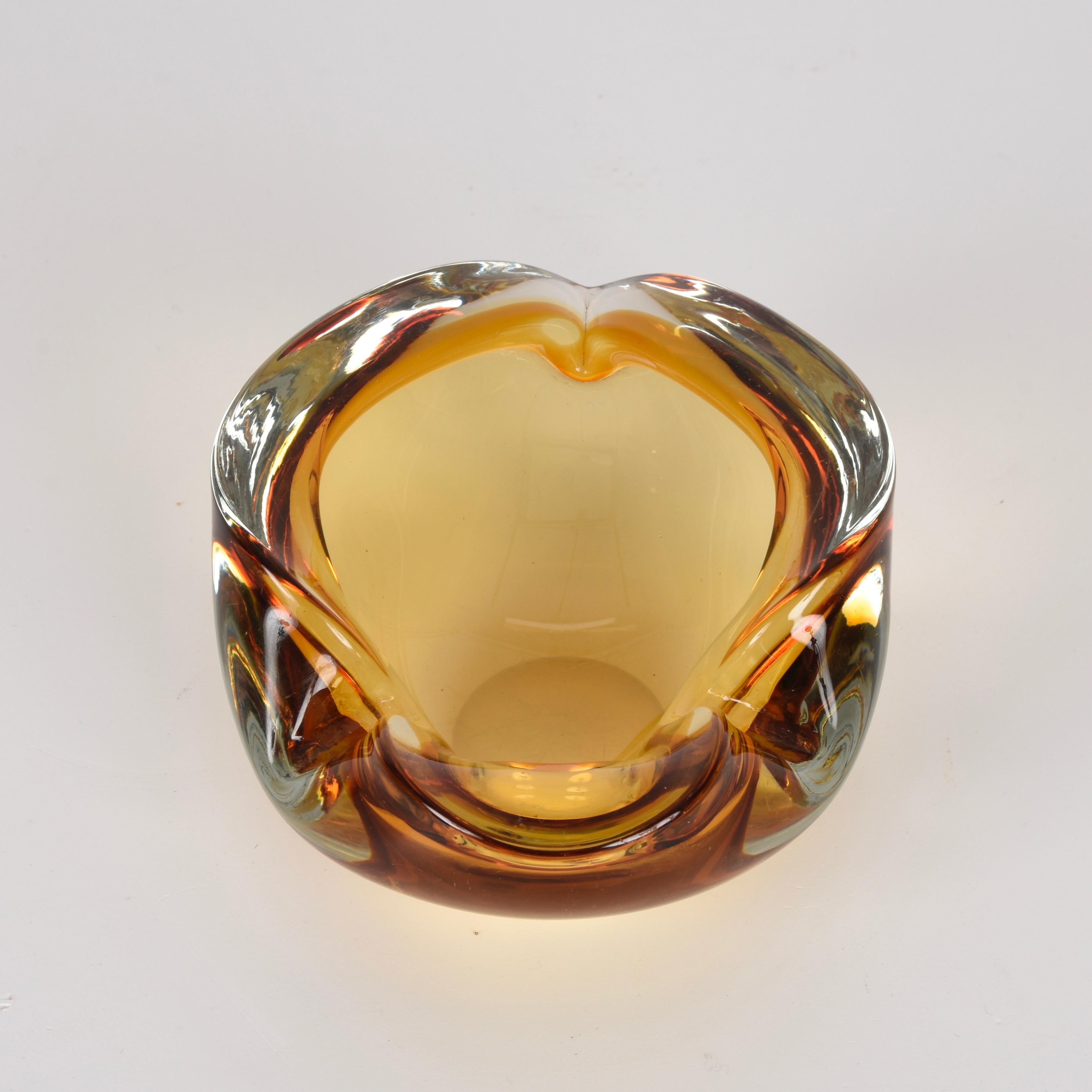 Cendrier ou bol en verre d'art italien de Murano « Sommerso » en ambre mi-siècle, années 1960 en vente 3