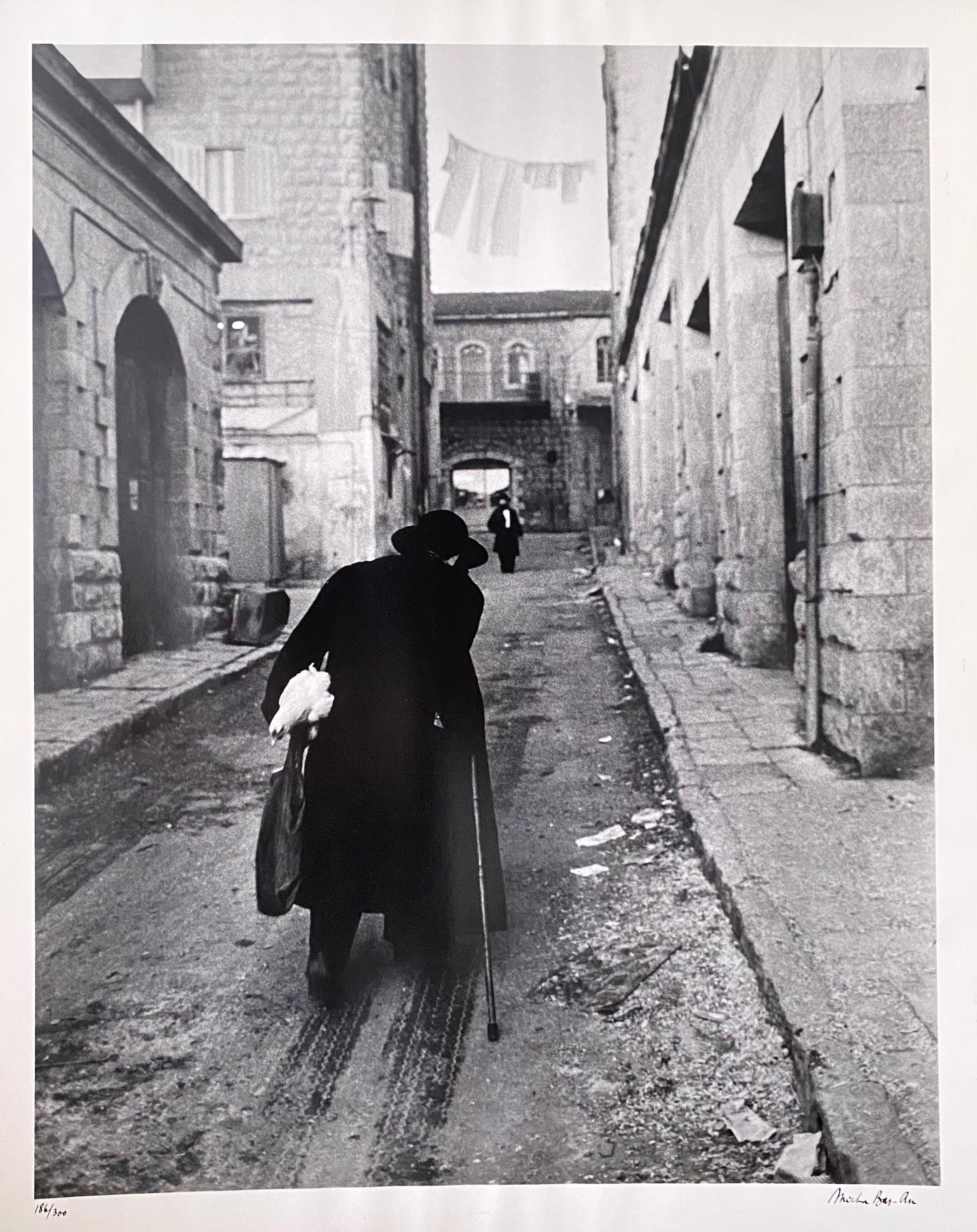 Vintage Silver Gelatin Print Rabbi, Jerusalem Alley Israeli Judaica Micha Bar-Am en vente 1