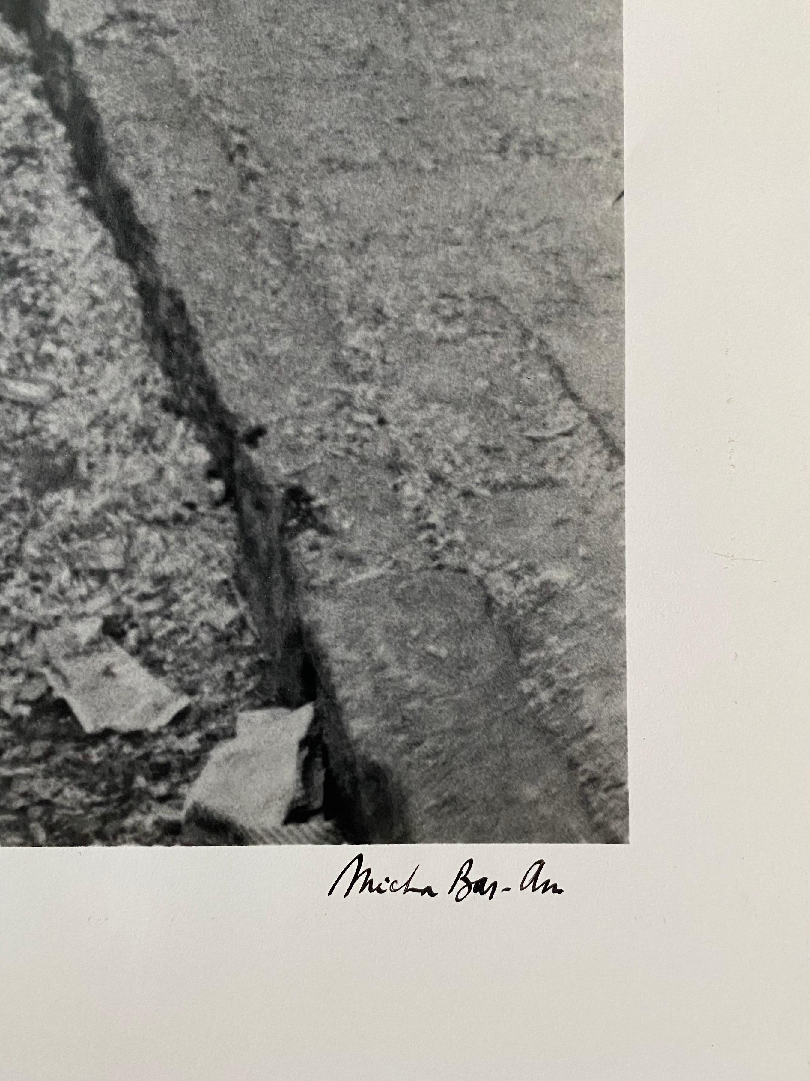 Vintage Silver Gelatin Print Rabbi, Jerusalem Alley Israeli Judaica Micha Bar-Am en vente 2